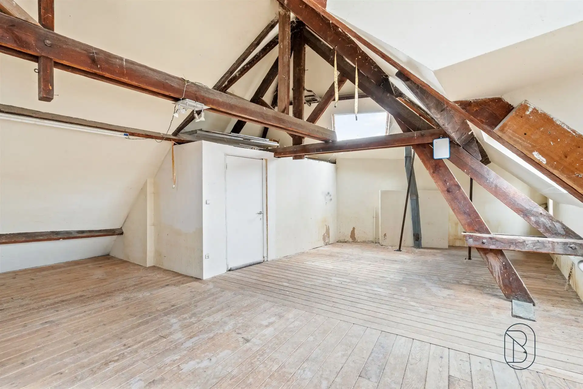 Opbrengsteigendom: handelsruimte en 2 appartementen foto 14