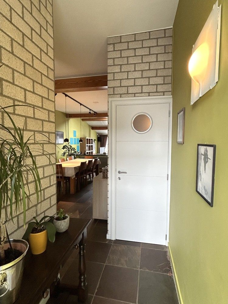 A must see - verrassend ruime woning met achteringang met privéparkeerplaatsen foto 2