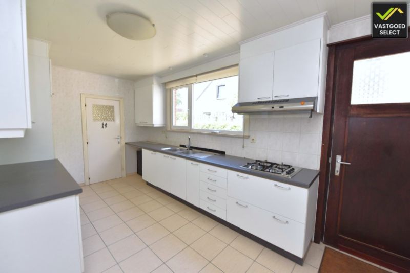Vastgoed Select: Halfopen bebouwing met zonnige tuin, garage en renovatiepotentieel in Eeklo foto 6
