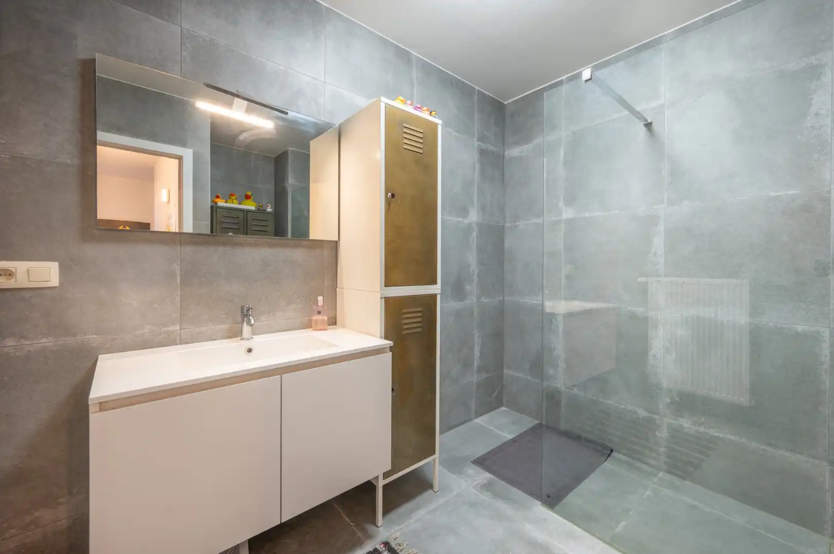 Instapklaar appartement met terras en autostaanplaats incl foto 11