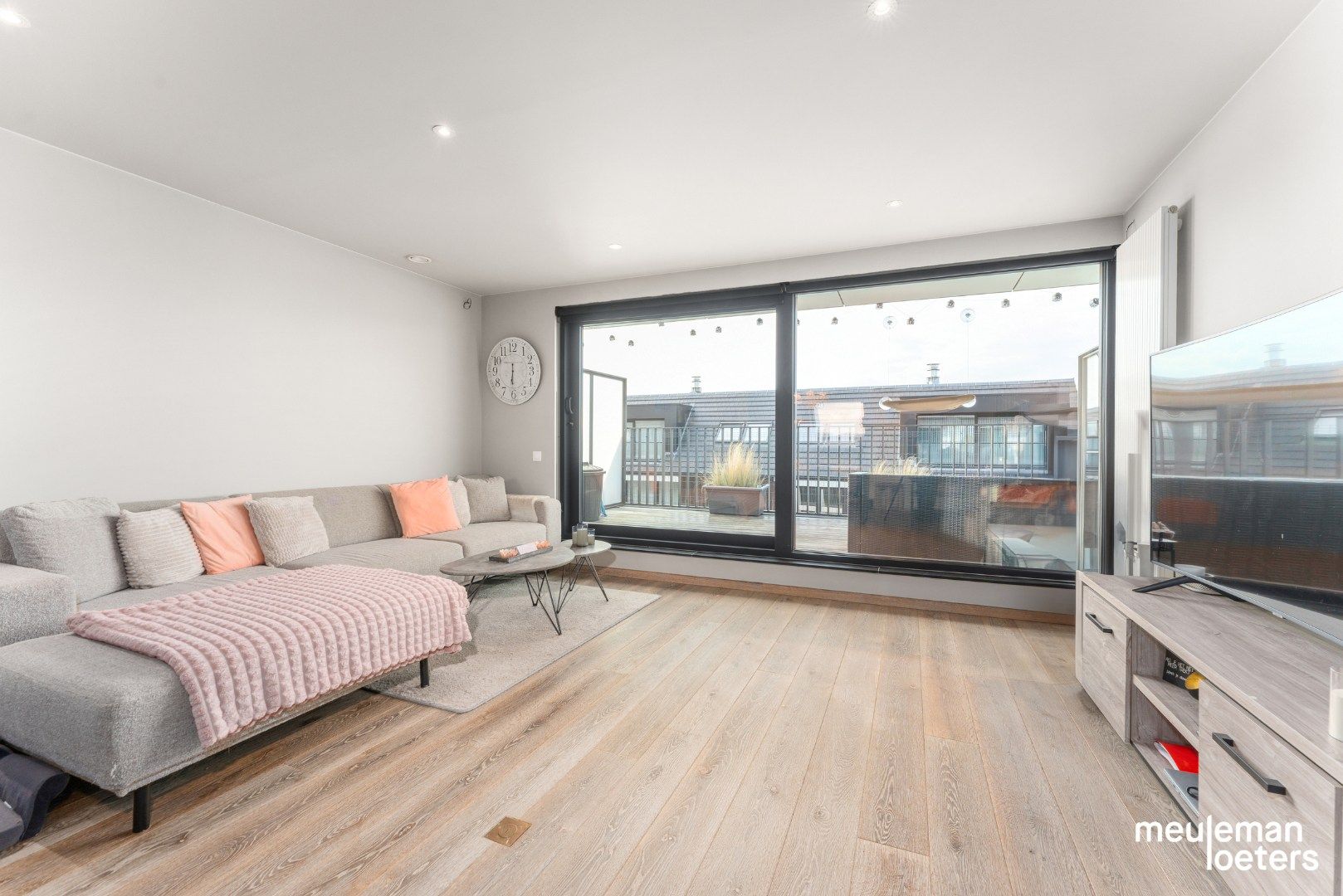 Lichtrijk duplexappartement met ruim terras en garage foto 3