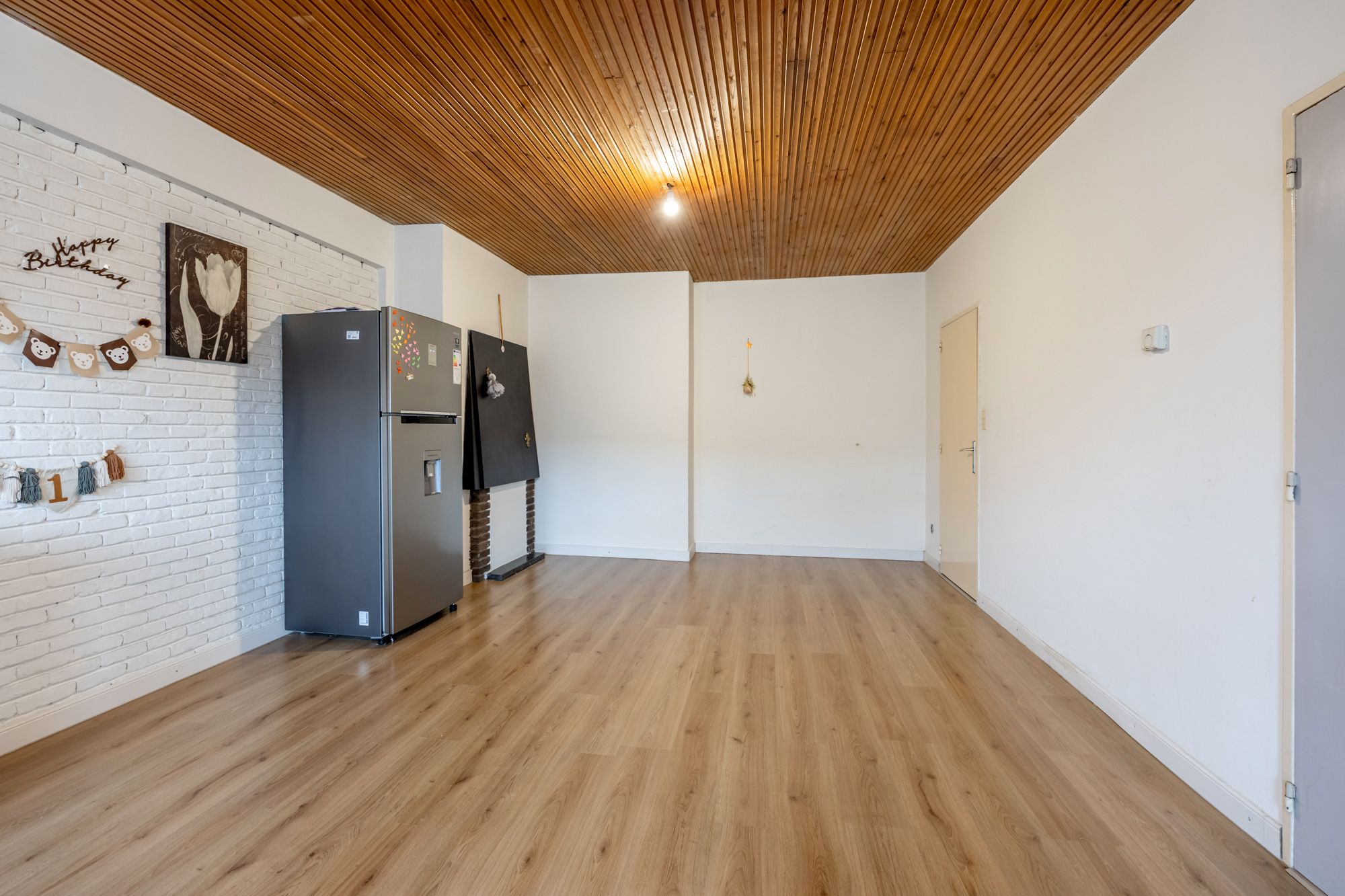 IDEALIS VASTGOED - CENTRAAL GELEGEN 2-SLPKMR APPARTEMENT IN HET CENTRUM VAN LEOPOLDSBURG! – Correct onderhouden appartement op de tweede verdieping (+-95m²) met een aangename leefruimte, aparte keuken, 2 slaapkamers, badkamer en apart toilet. Het appartement beschikt tevens over een lift en een privatieve kelder. Geschikt voor zij die zoeken naar betaalbaar wonen in het centrum van Leopoldsburg. foto 4