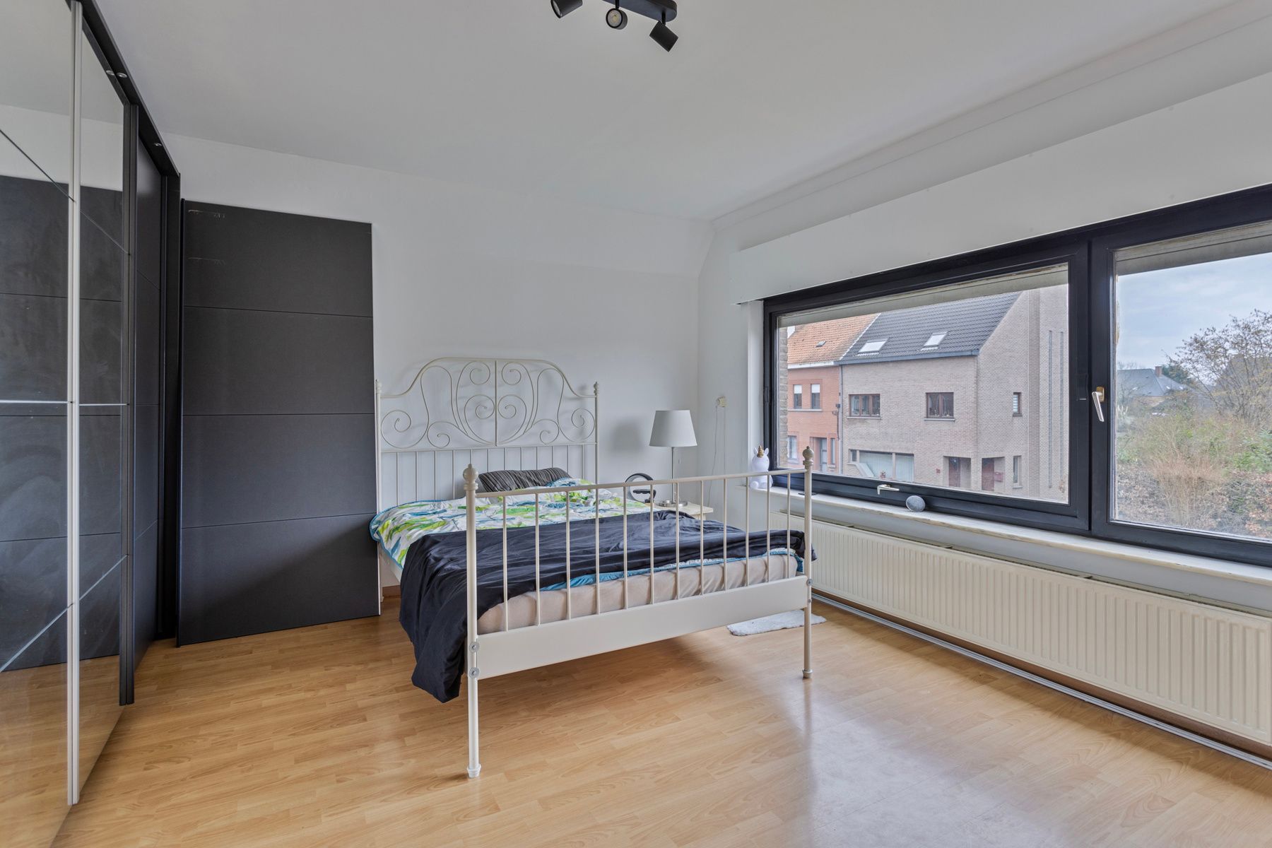 Gezinswoning met 3 slpk, grote tuin, garage en staanplaatsen foto 11