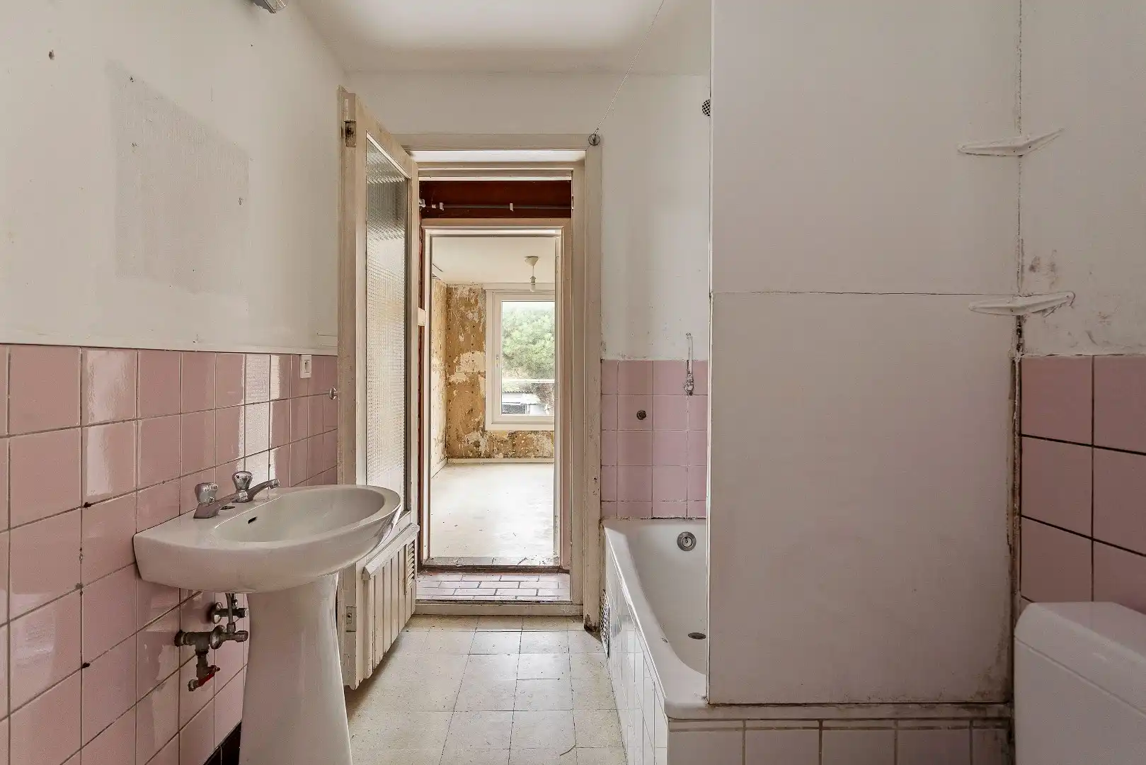 Appartementsblok met twee te renoveren appartementen, tuin en carports foto 7