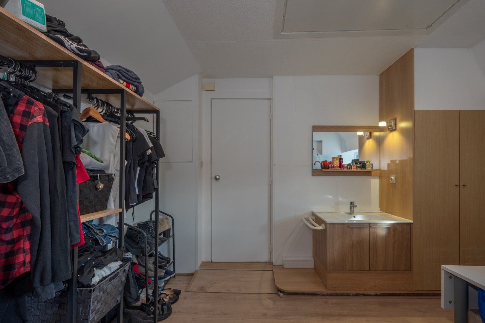 Gelijkvloerse woonst met grote tuin en garage te Sijsele. foto 11