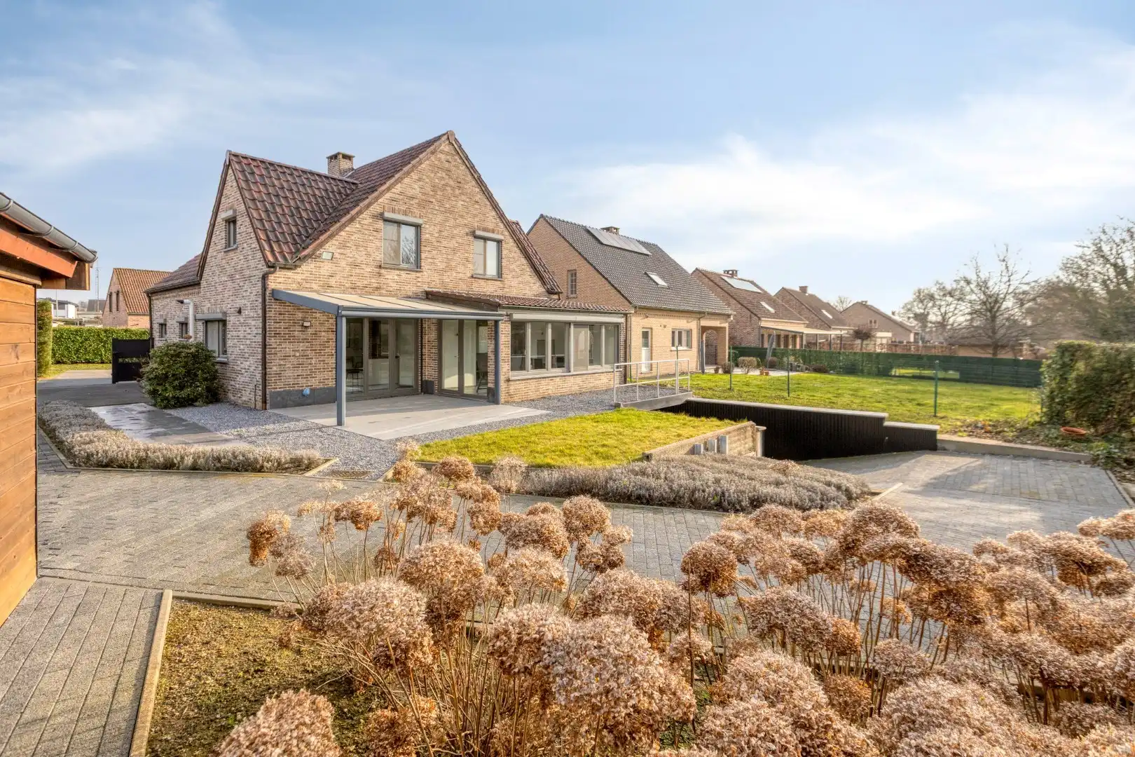 Instapklare villa met 3 slaapkamers, grote bureelkamer en garages foto 2