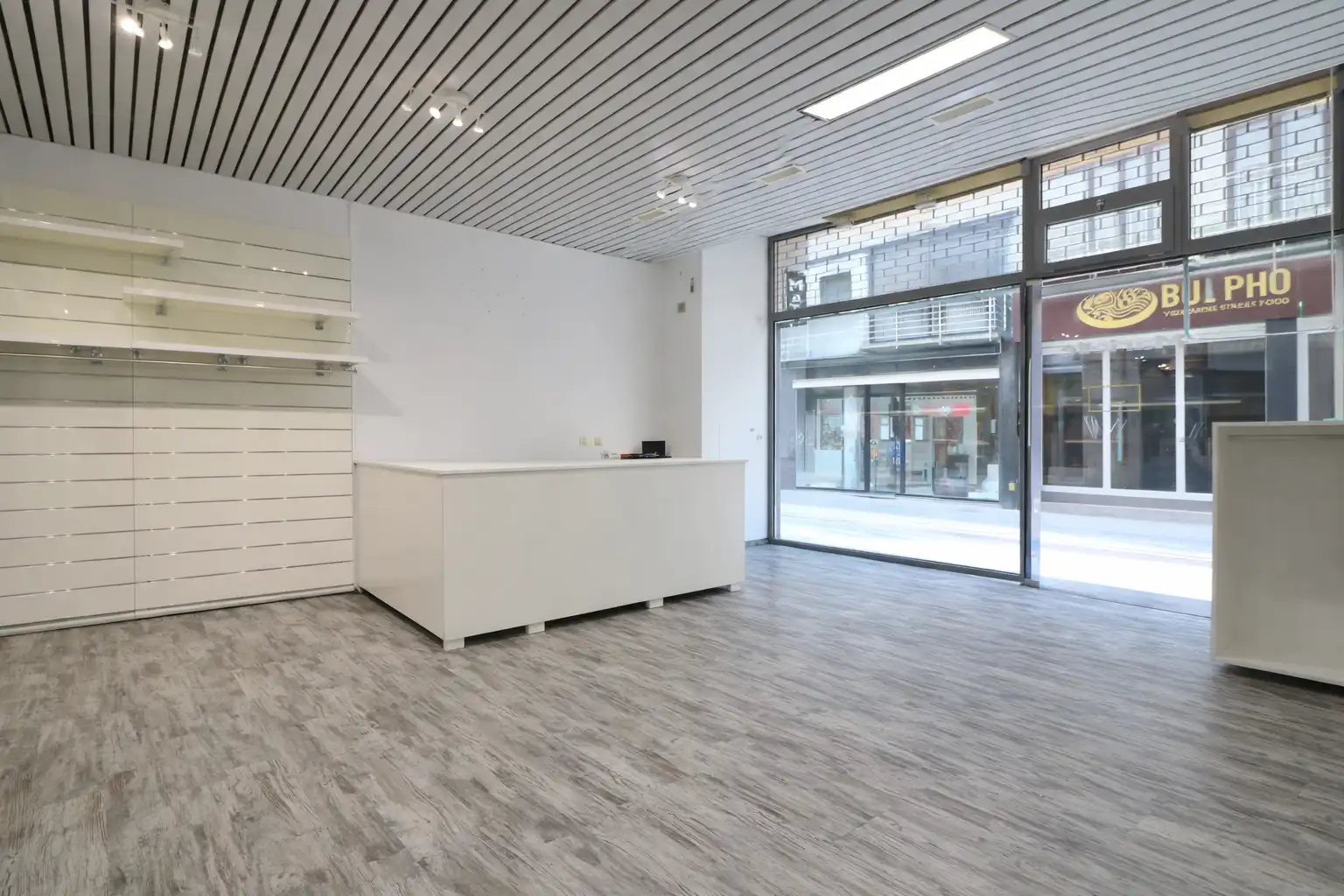 Ruim handelspand in de Molenstraat, pal in het centrum van Blankenberge.   foto 3