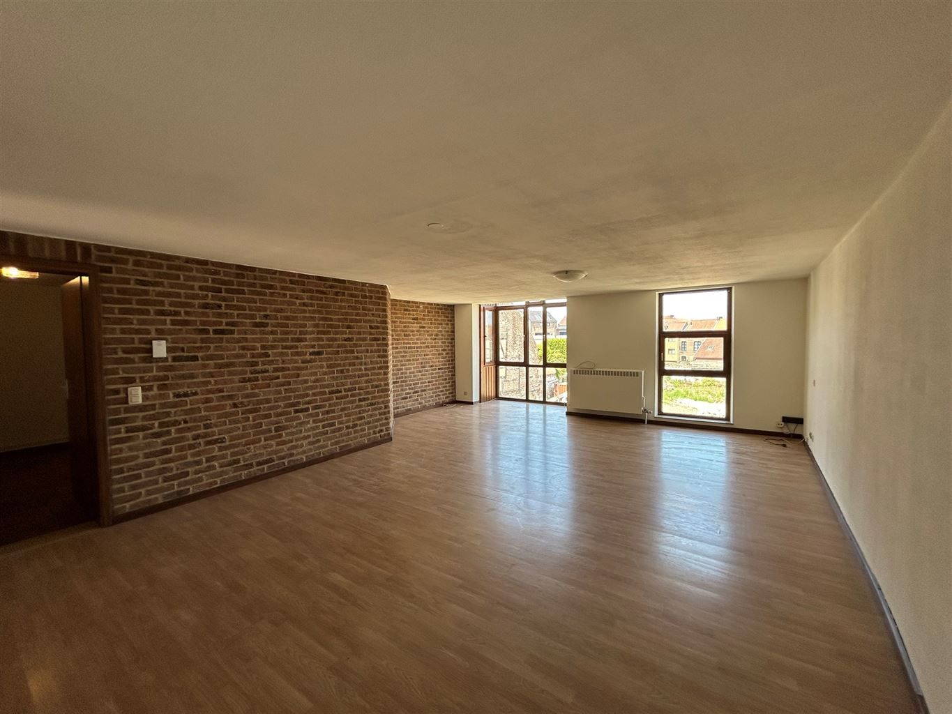 Ruim appartement met 2 slaapkamers en terrasje aan de Markt van Maaseik foto {{pictureIndex}}