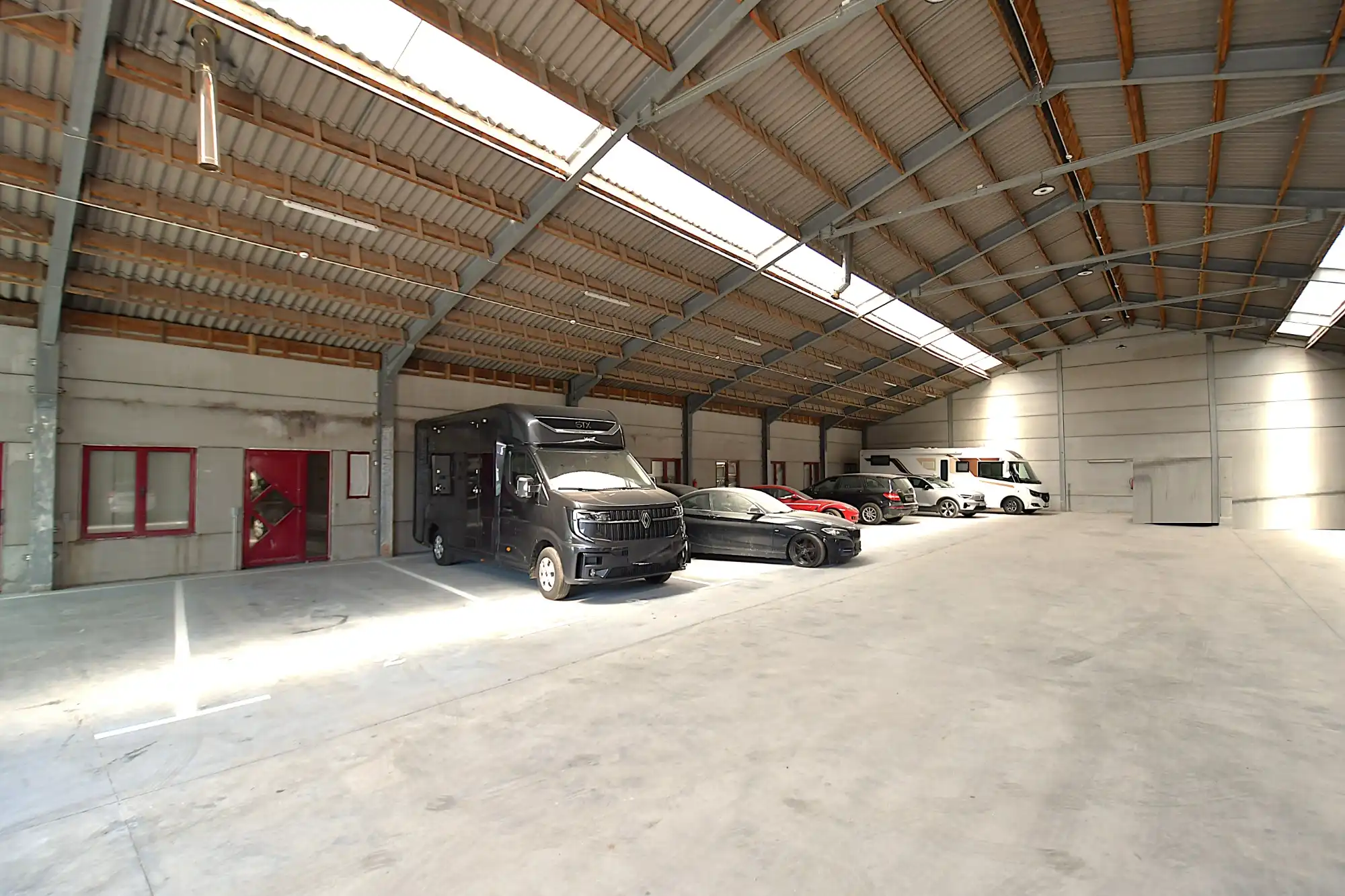 Loods (850m²) te koop in het industriepark SCHATTING te Zedelgem foto 4