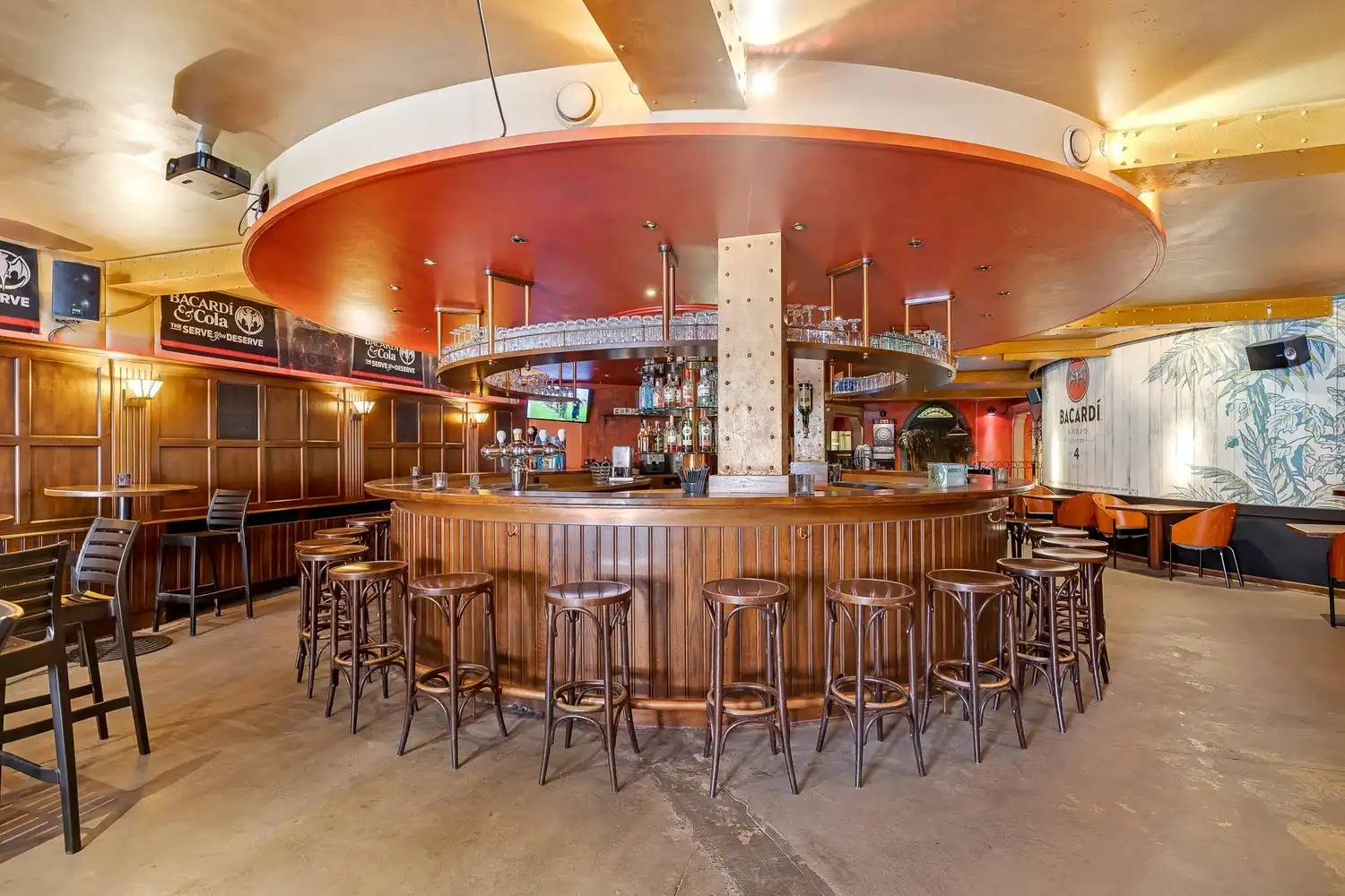 Handelspand met bovengelegen woonst pal in het centrum van Putte! foto 5