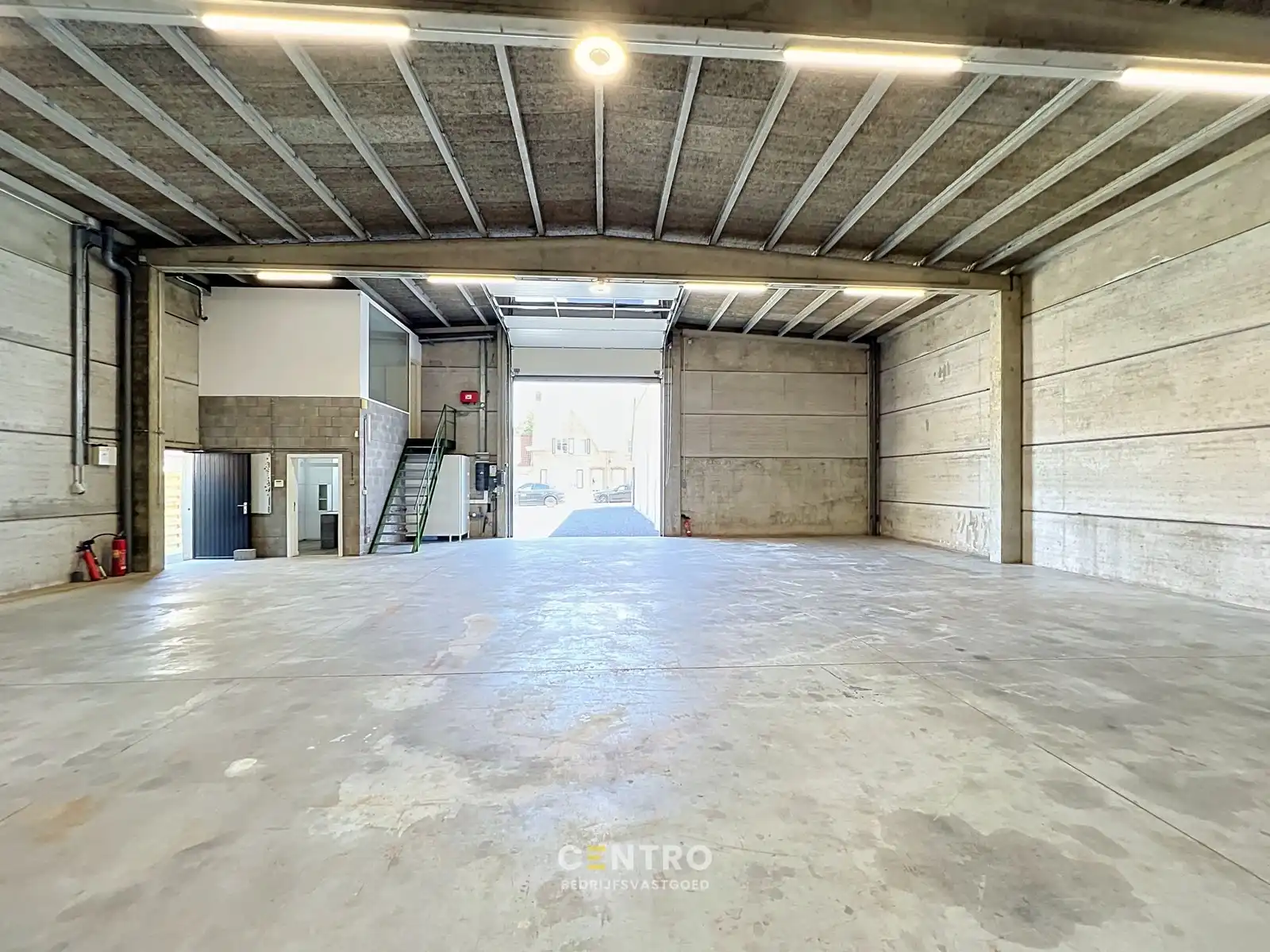 Instapklaar bedrijfspand (±345 m²) met magazijn, kantoor én 4 verhuurbare opslagunits, 1 garage en ruime parking op 603 m²  te INGELMUNSTER! foto 8