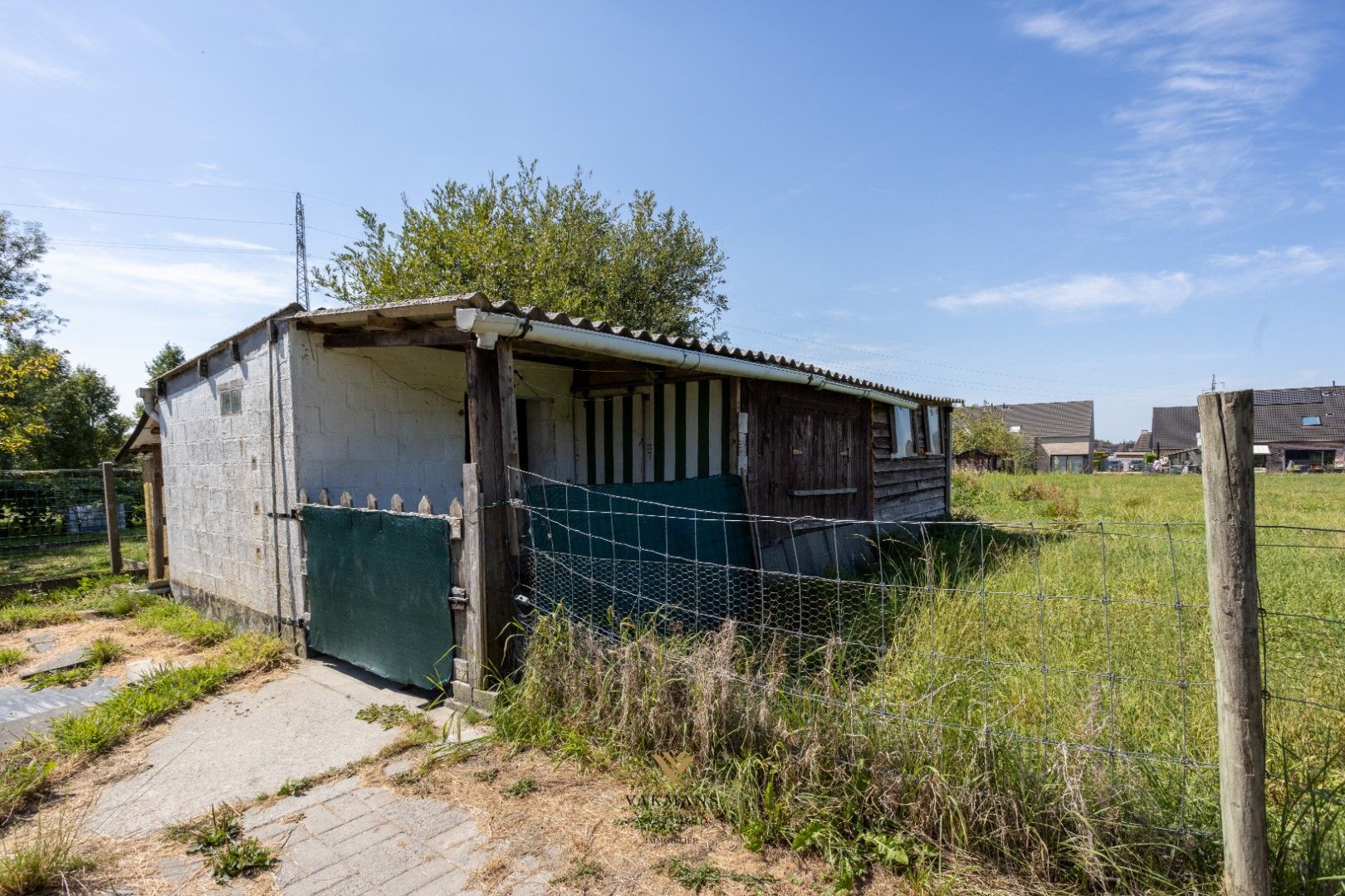 Woning met 3 slaapkamers en grote dubbele garage op prachtige locatie. foto 24