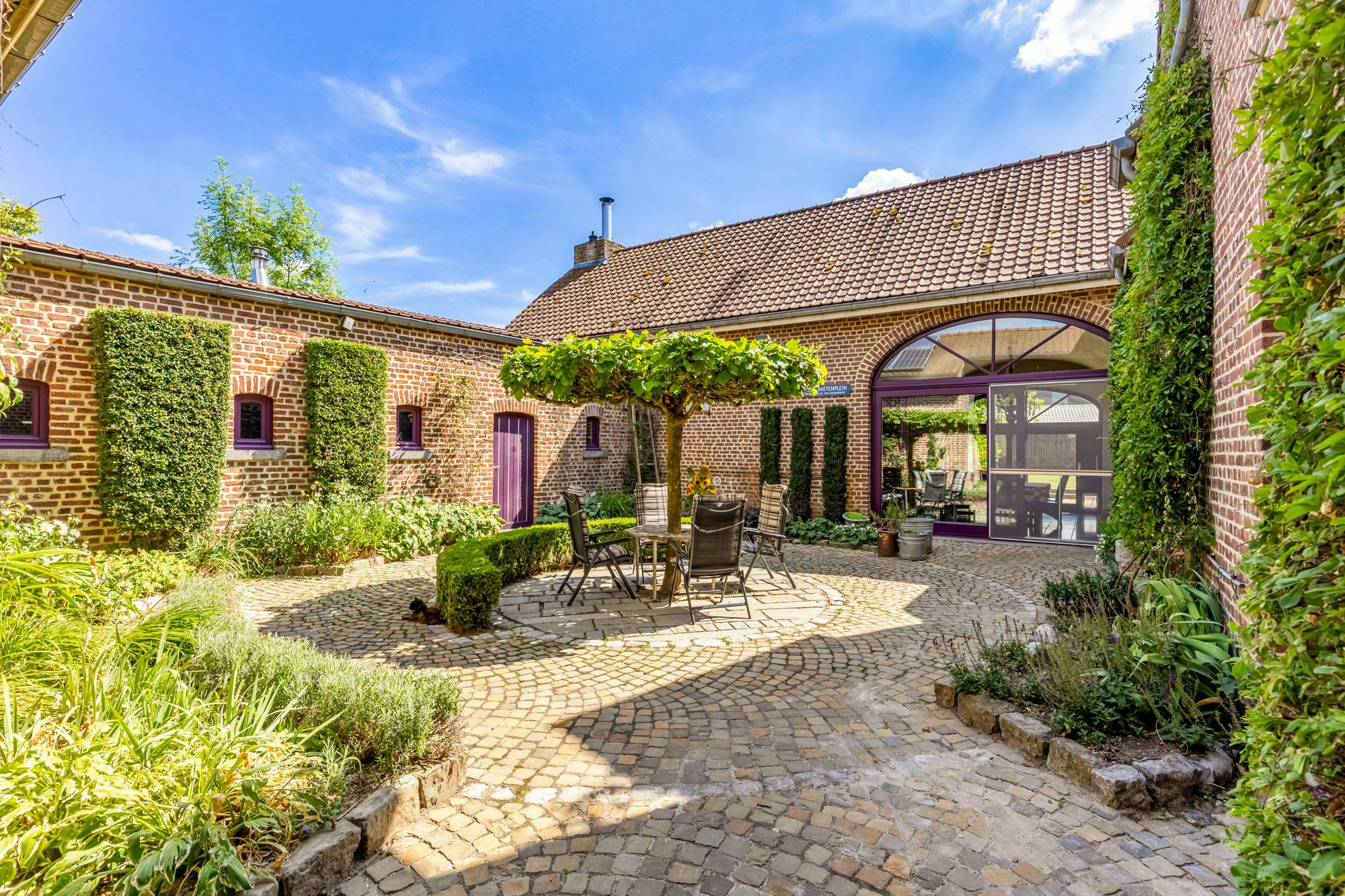 Gerenoveerde vierkantshoeve in het landelijke Vliermaal foto 2