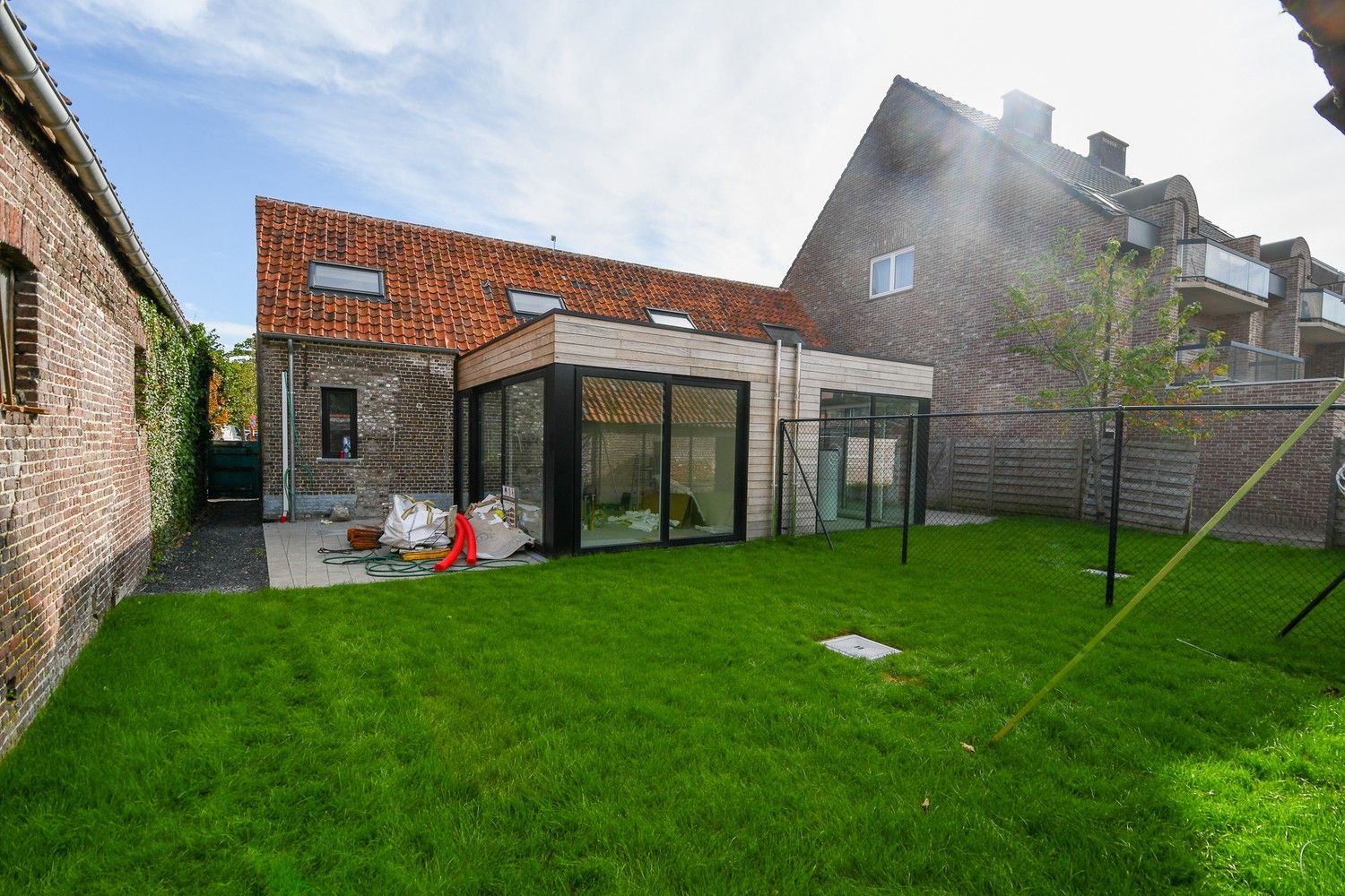 Volledig gerenoveerde dorpswoning met 3 slaapkamers foto 3