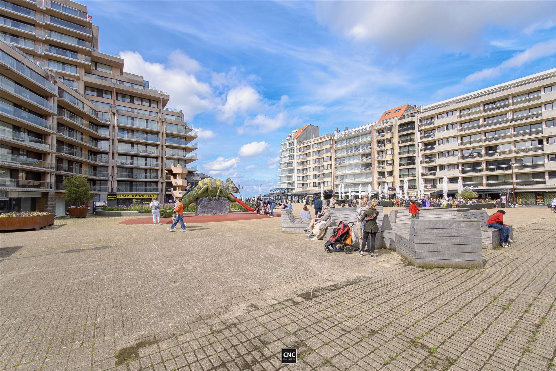 Charmante appartement gelegen in het bruisende centrum van Knokke, tegenover het Van Bunnenplein met zicht op zee foto 2