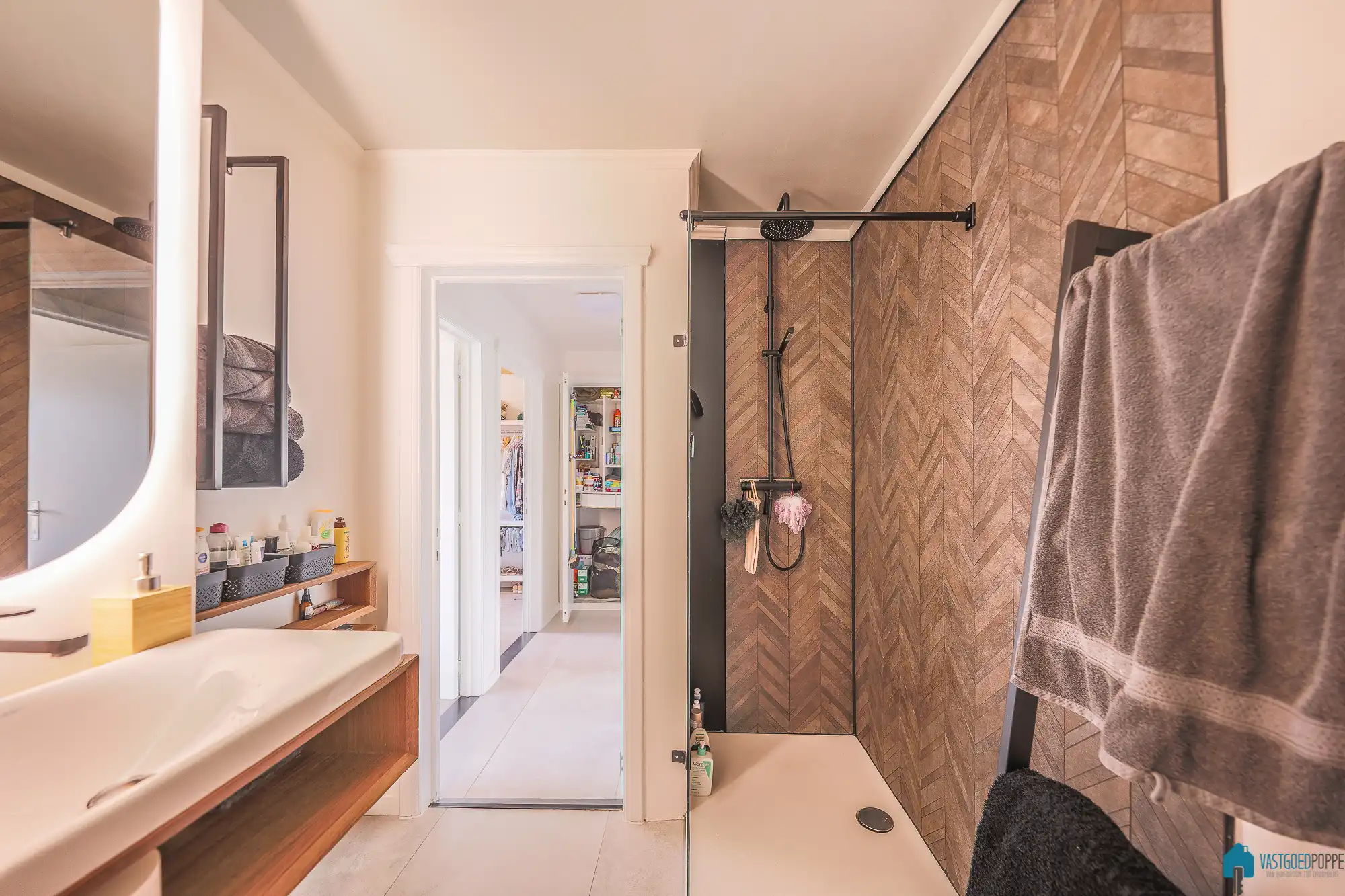 Gerenoveerd appartement met terras foto 14