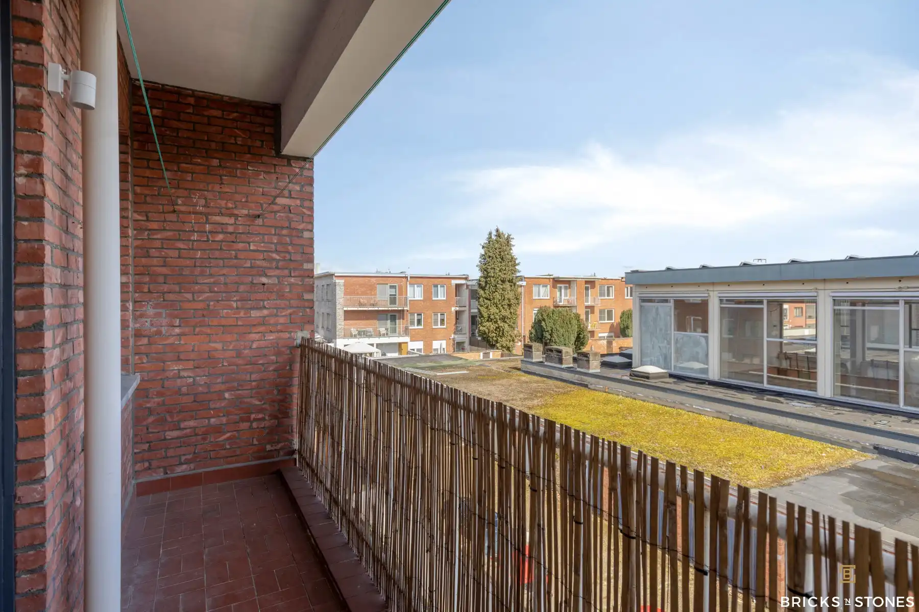 Lichtrijk 3-slaapkamerappartement met terras foto 13