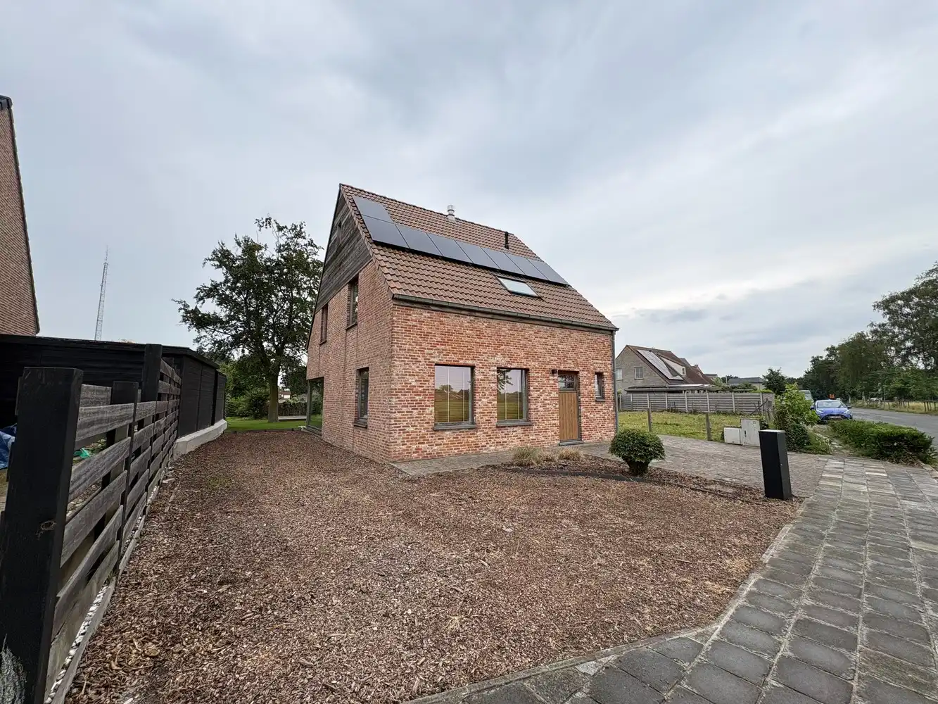 Alleenstaande woning met drie slaapkamers foto {{pictureIndex}}