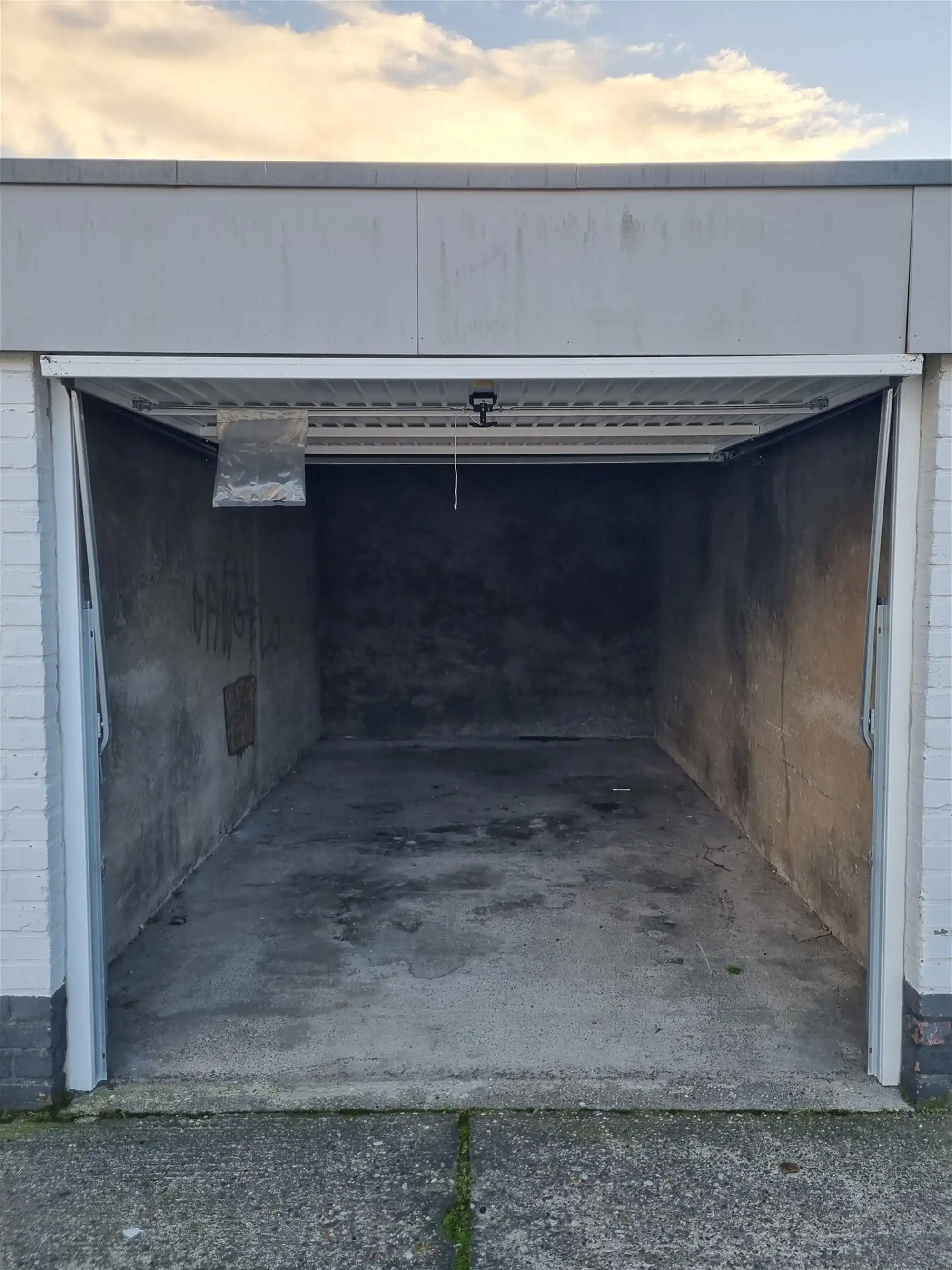 Gesloten garagebox centraal gelegen (Antwerpenstraat) te Bredene-Duinen foto 3