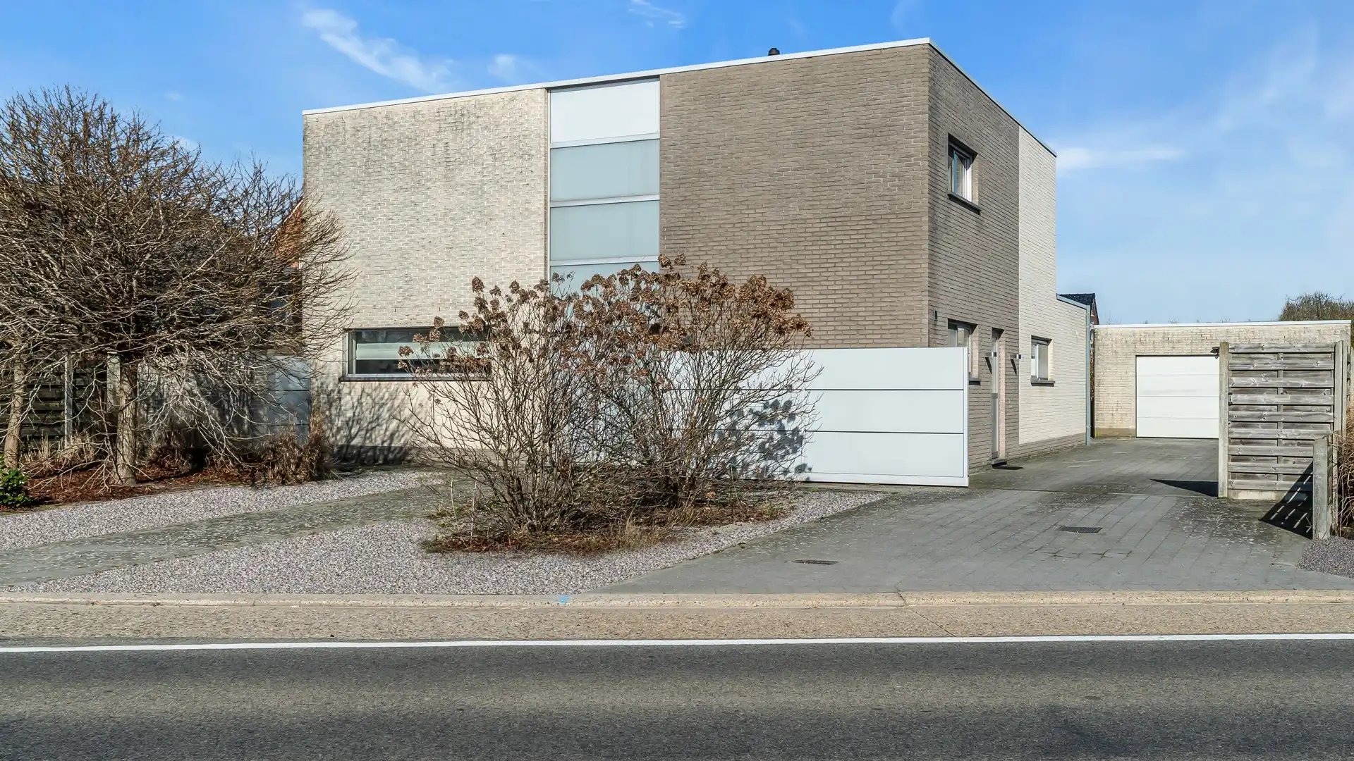 Trendy gezinswoning met open leefruimte, 4 slaapkamers en vrijstaande garage foto {{pictureIndex}}