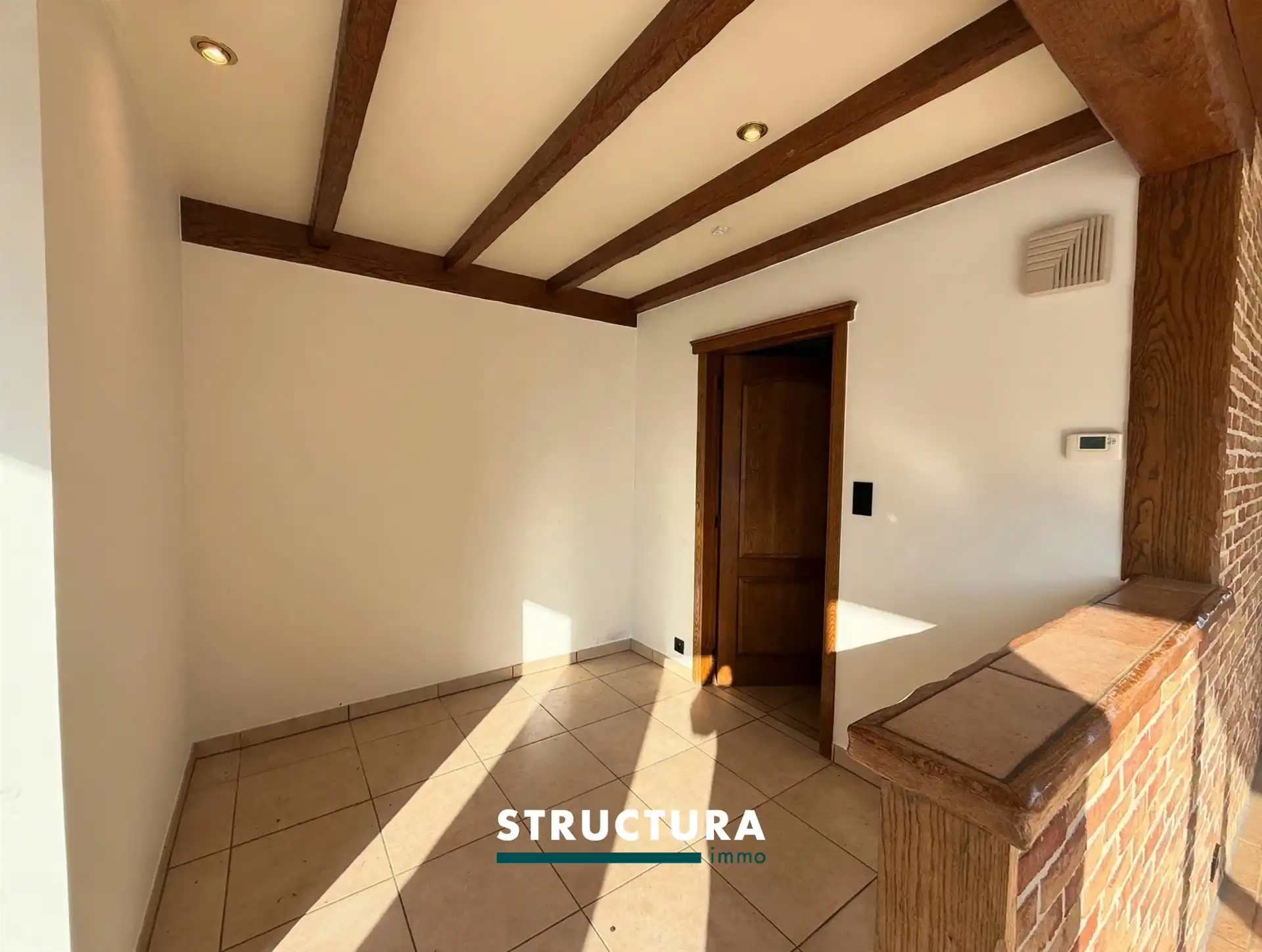 Halfopen woning met ruime garage  foto 4