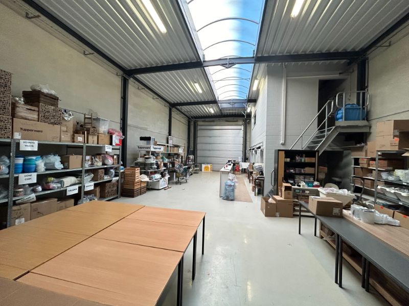 Magazijn met kantoor en studio op toplocatie in Industriepark De Nest, Evergem foto 8