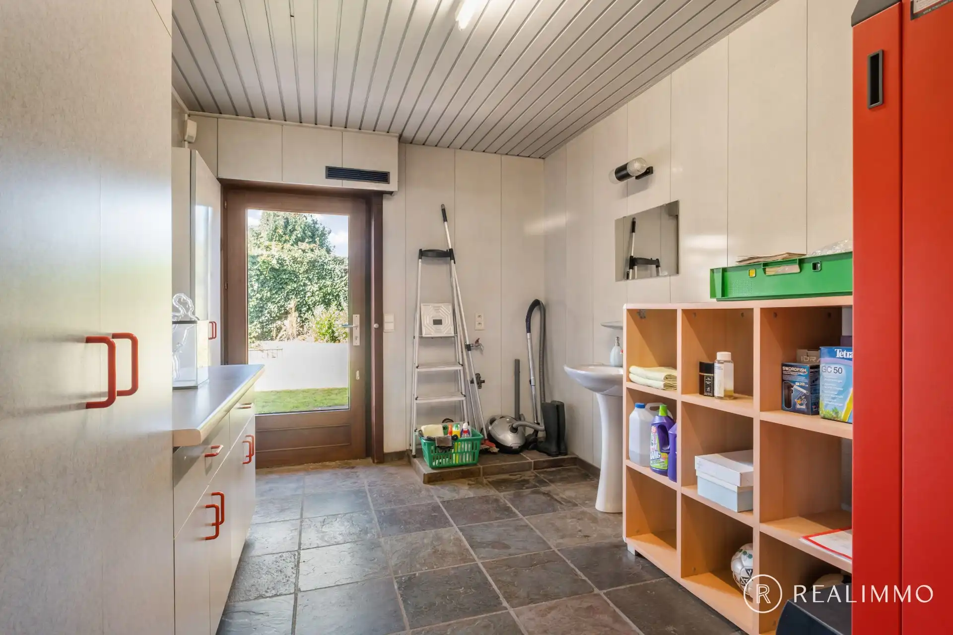 Ruime half open woning met 4 slaapkamers in een rustige woonwijk foto 8