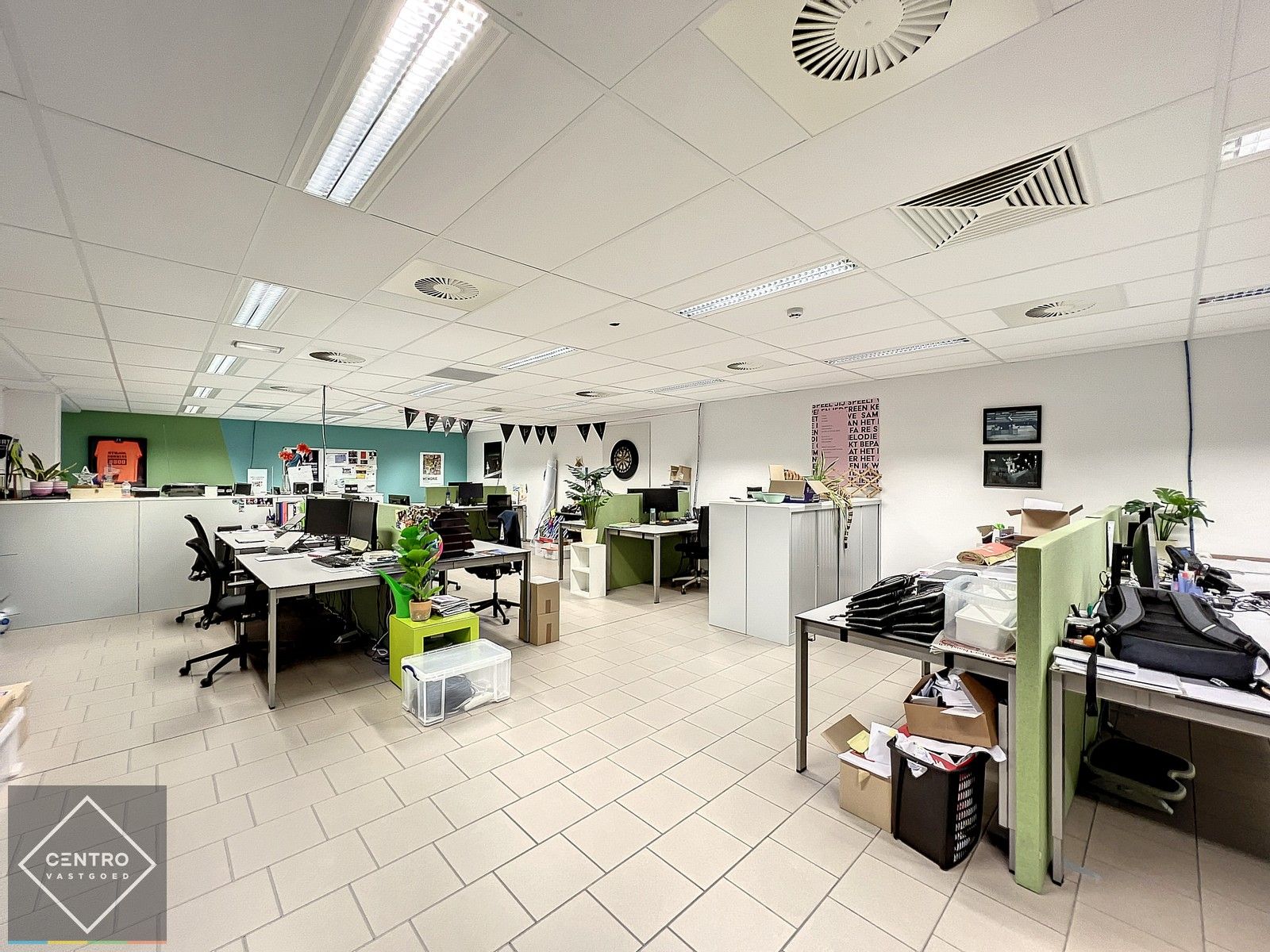 Instapklare burelen/showroom (± 1.400 m²) + opslagplaats  ( ± 2.700m²) met 4 sectionale poorten en VH van 7m te ROESELARE ! foto 20