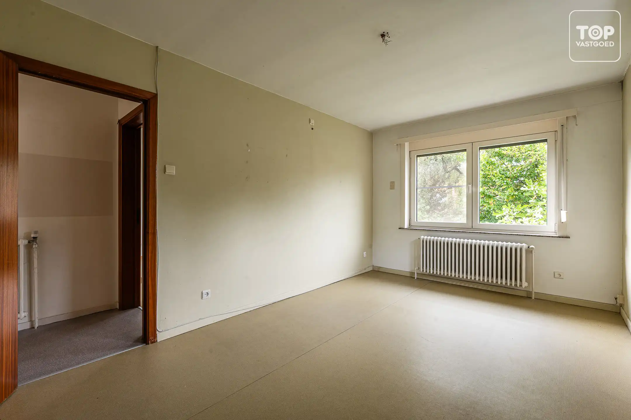 Ruime te renoveren woning met 4 slaapkamers op toplocatie foto 18