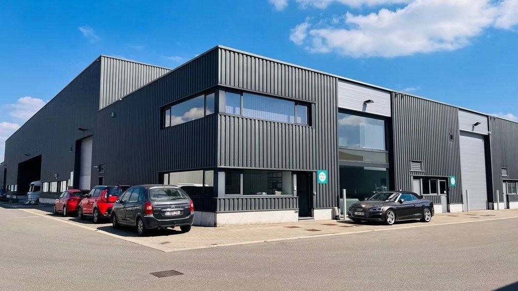 Magazijn met laadkades en kantoor te huur in Malle foto {{pictureIndex}}