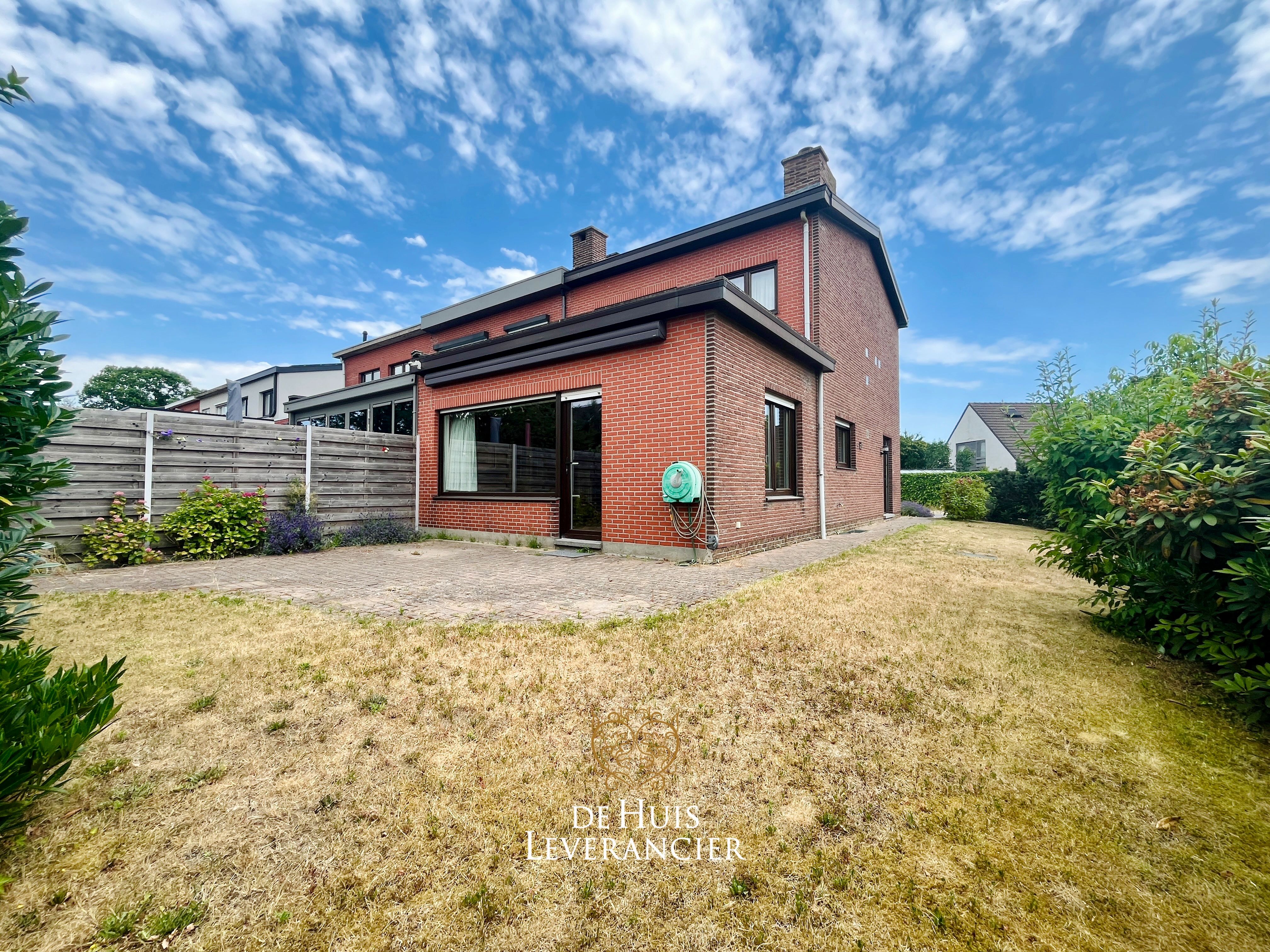 Een huis met potentieel in een buurt met toekomst ! foto {{pictureIndex}}