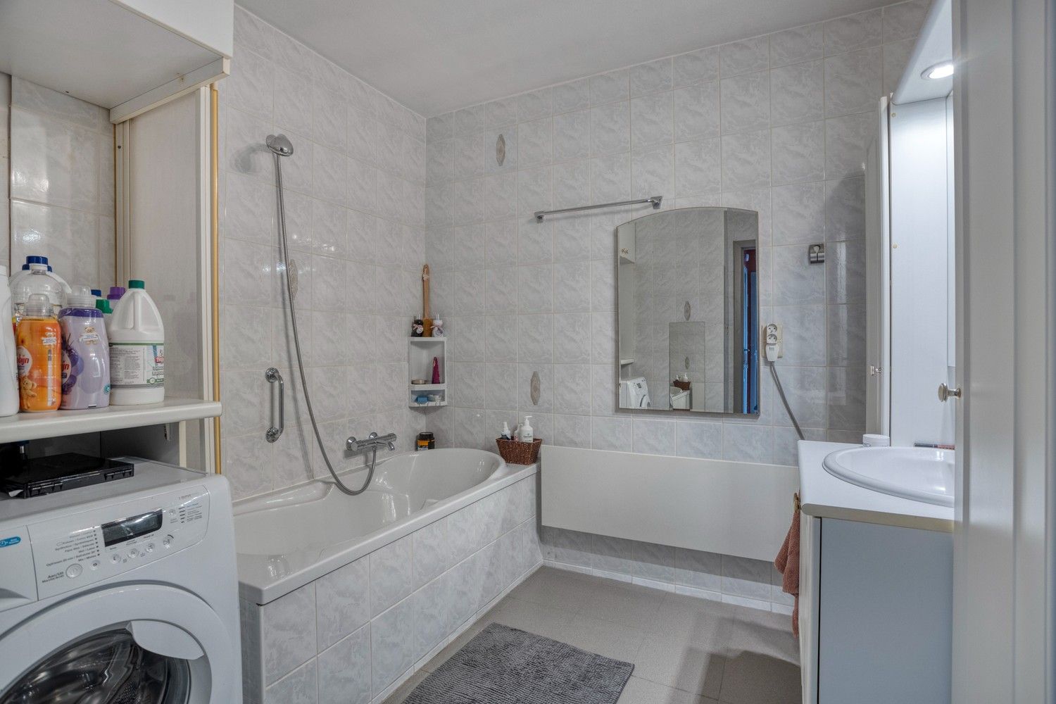 Ruim appartement met 3 slaapkamers en 3 terrassen op de bovenste verdieping in hartje Rekem ! foto 13