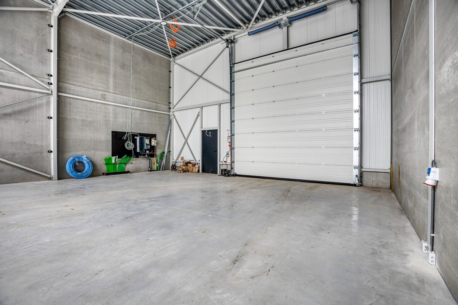 Industrieel-magazijn-logistiek te huur foto 6
