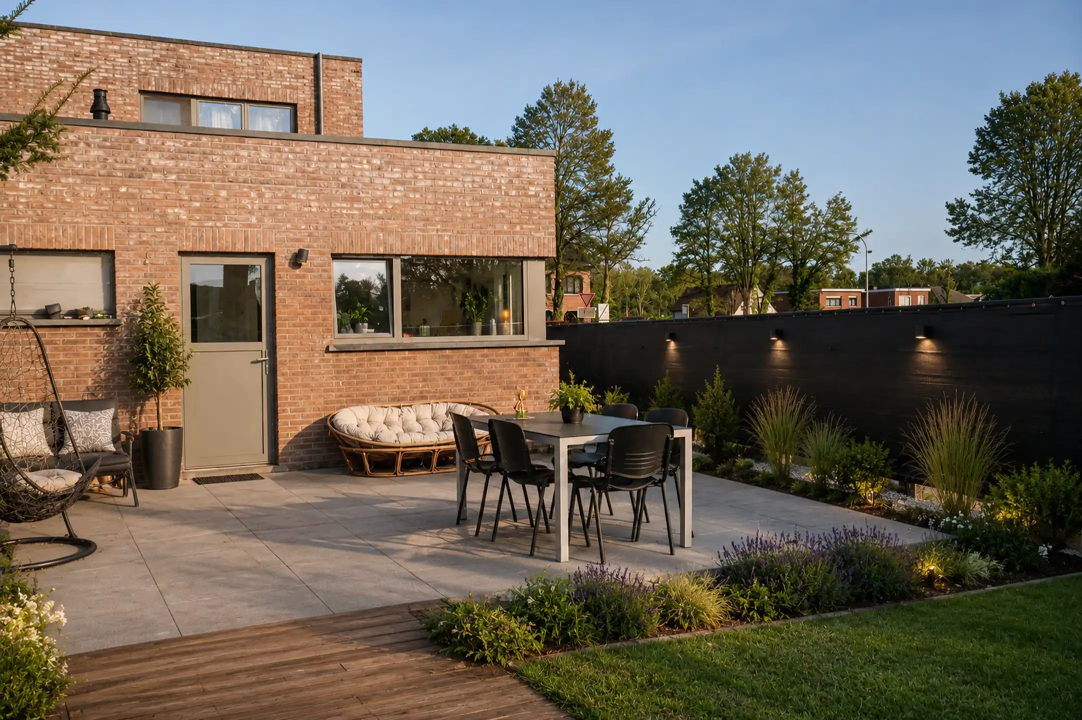 Toffe dorpswoning met 4 slaapkamers en zongerichte tuin foto {{pictureIndex}}