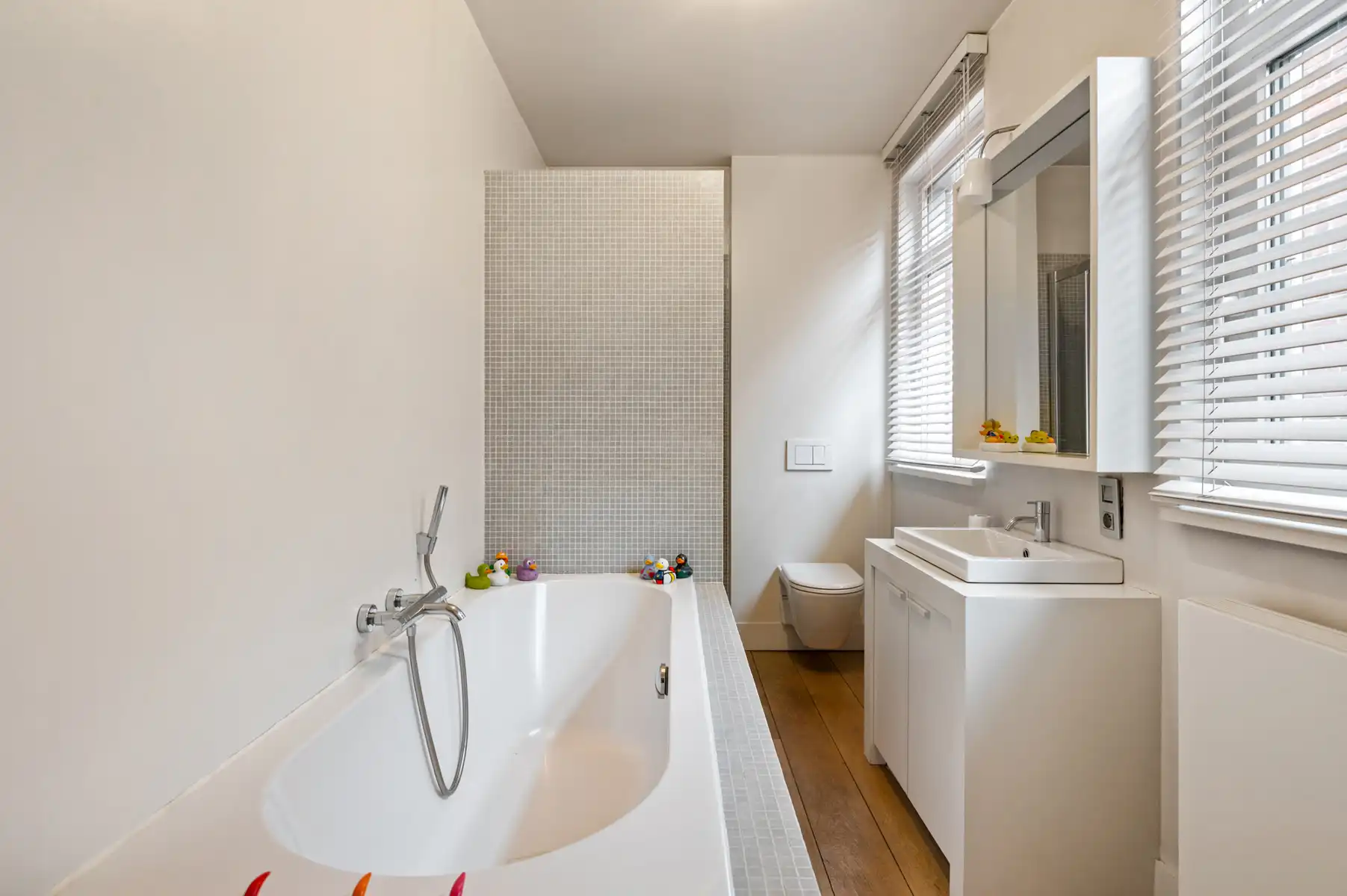 High-end afgewerkte praktijkvilla in het centrum foto 22