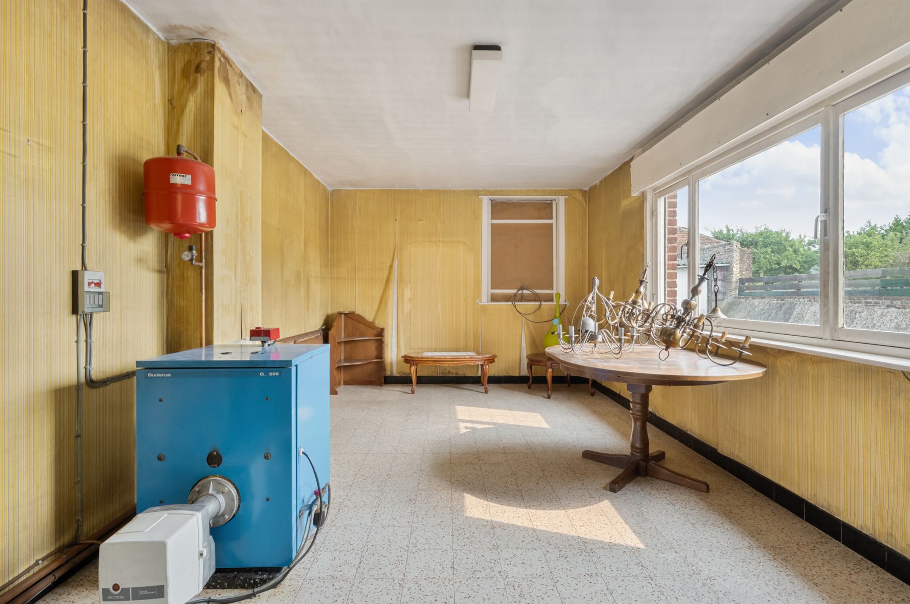 Grote, halfopen woning met grote weide foto 11