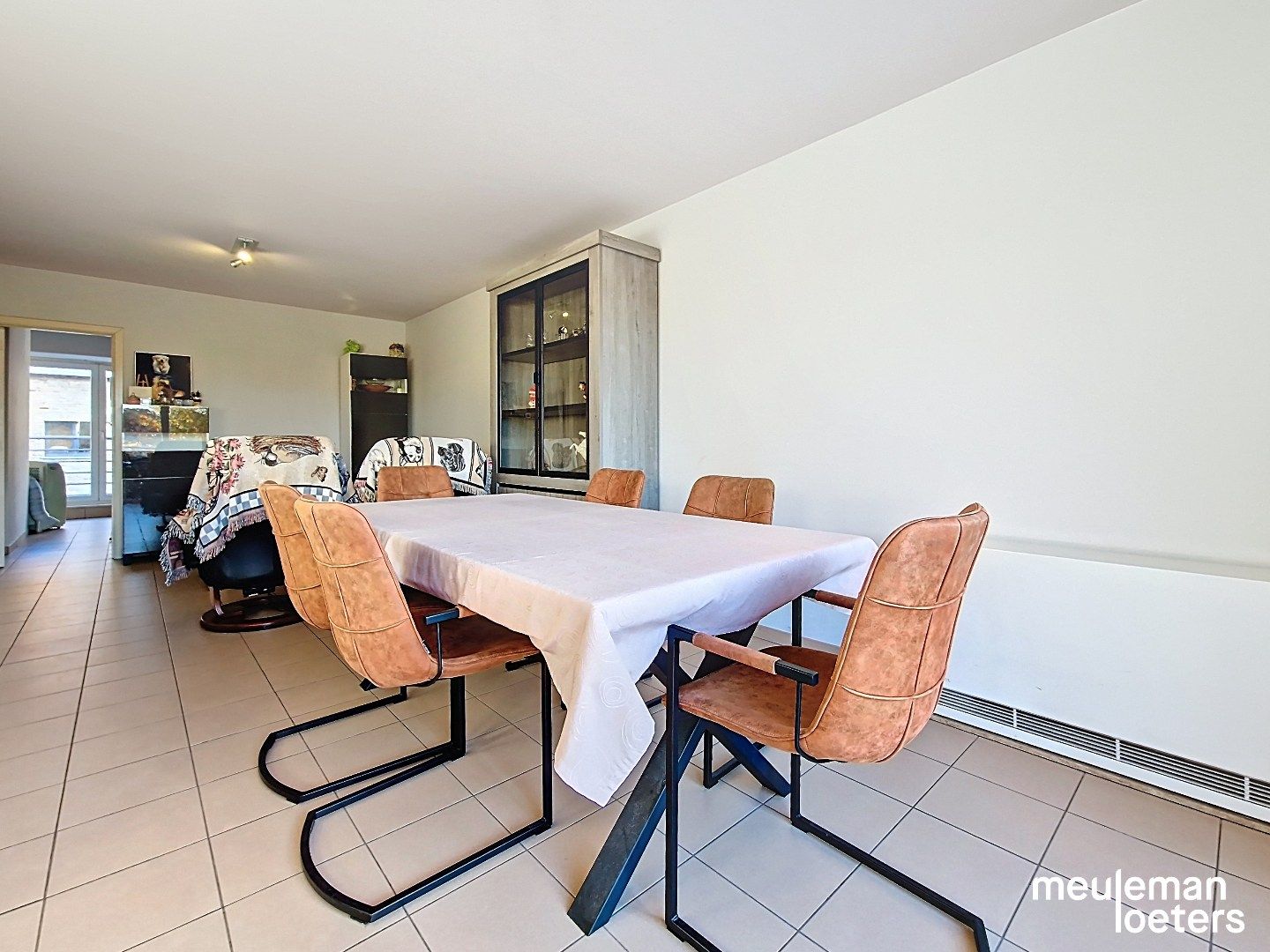 Lichtrijk appartement met terras en parking foto 2