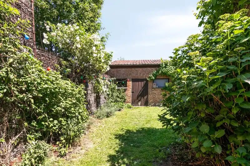 VERZORGDE INSTAPKLARE RIJWONING MET GARAGE EN GEZELLIGE TUIN foto 3