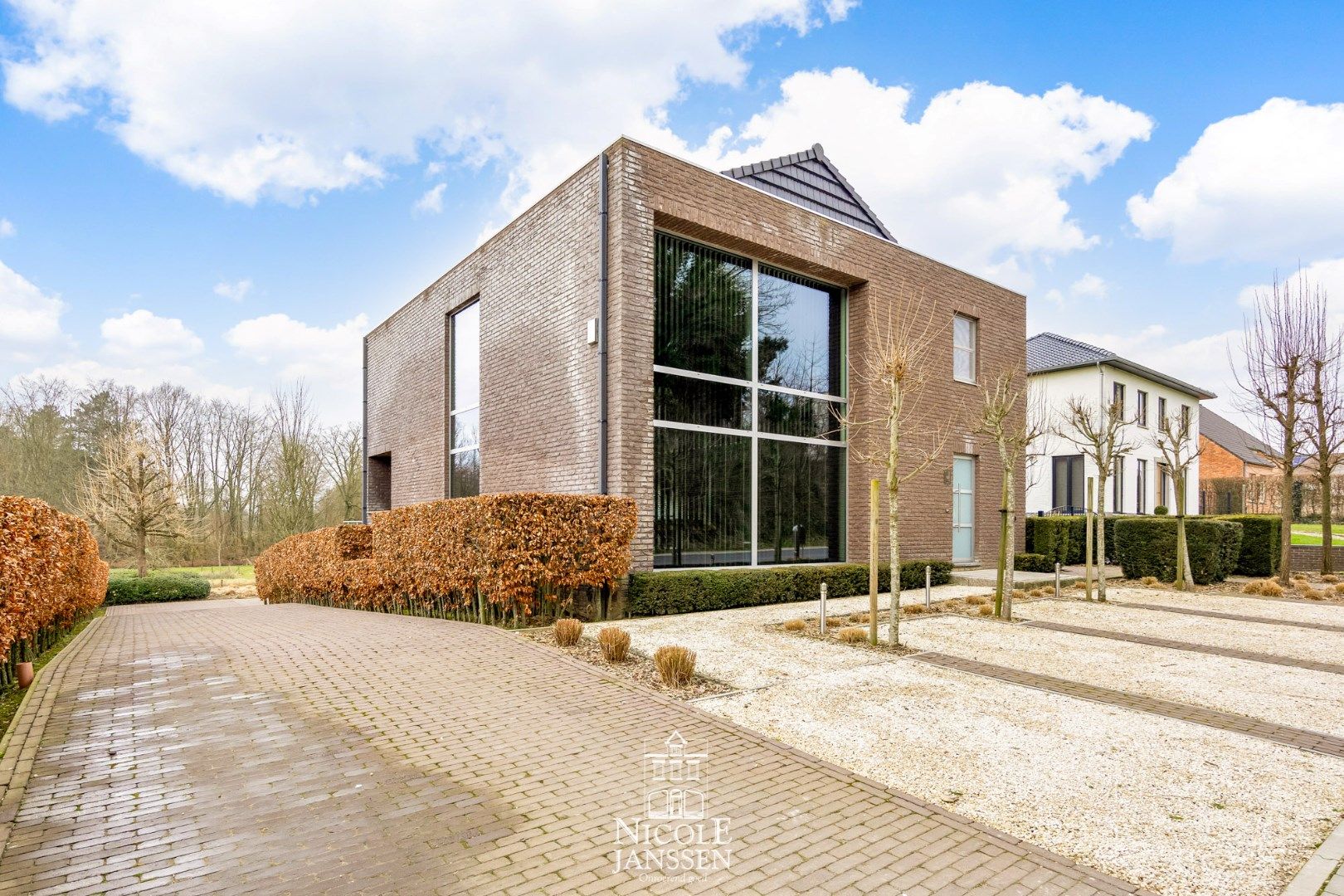 Zeer moderne en luchtige woning in een rustige, groene omgeving foto {{pictureIndex}}