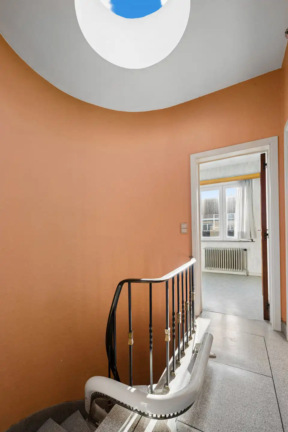 Huis met “mooie verdieping”: 2 slaapkamers + studeerkamer foto 17