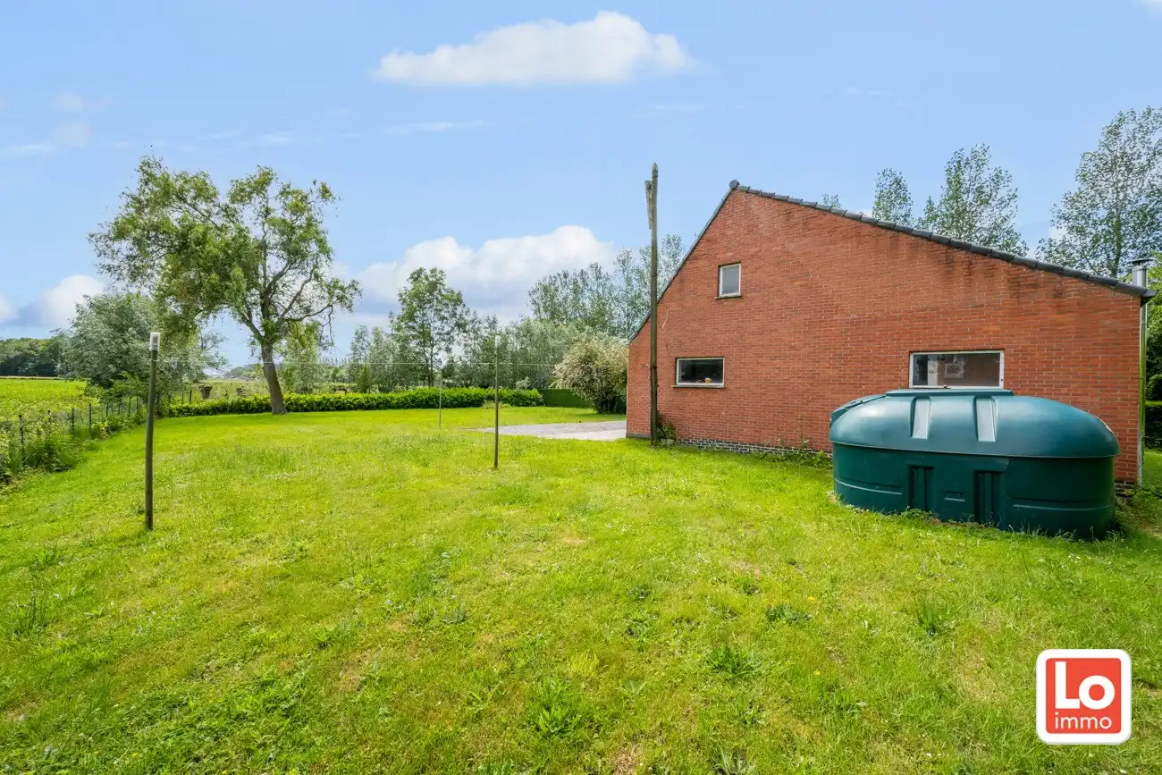 Landelijke te renoveren halfopen gelijkvloerse woning met inpandige garage en grote tuin met open zicht op een makkelijk bereikbare locatie in Zeveneken! foto 27