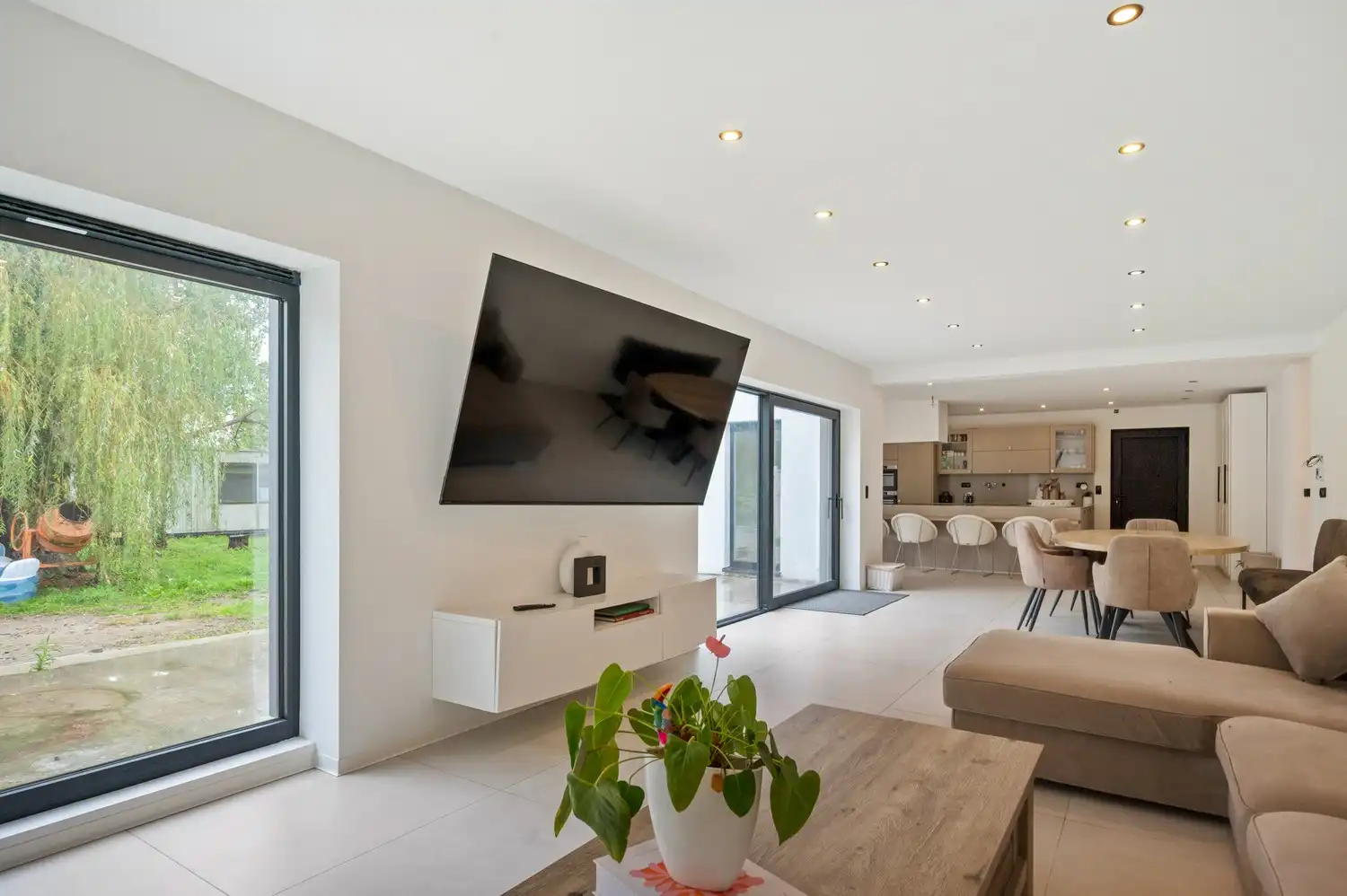 Gerenoveerde woning met 5 slpkrs en 2 badkamers op perceel van 2527m² te Onze-Lieve-Vrouw-Waver foto 4