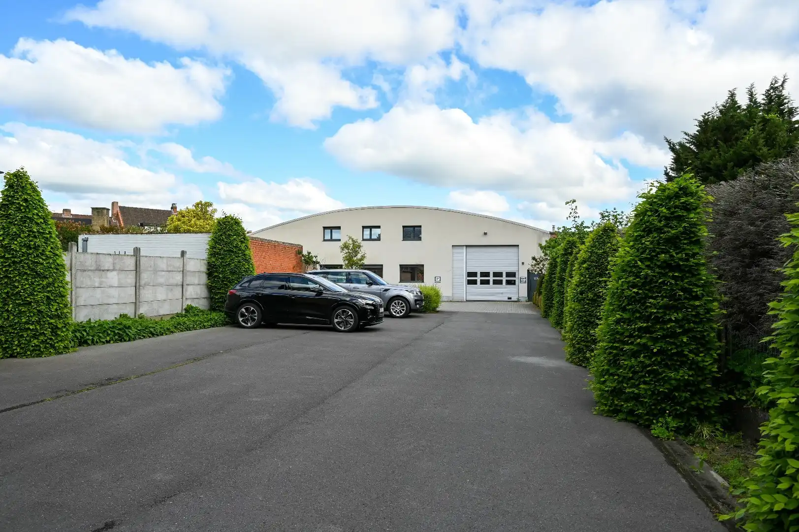 Bedrijfsgebouw met kantoor- en opslagruimte en heel wat parking op toplocatie foto 14