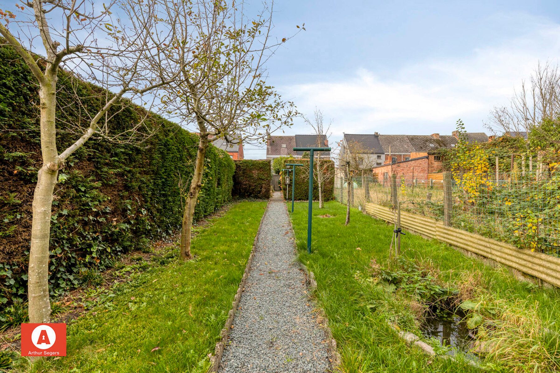 Verzorgde half-open bebouwing met oprit. foto 25