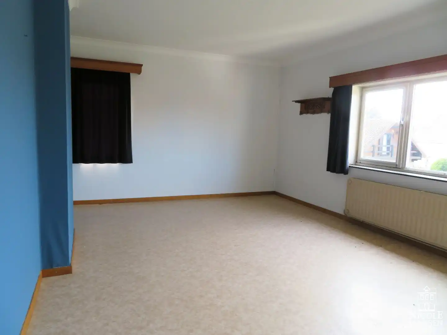 Halfvrijstaande woning met handelsruimte en 5 parkeerplaatsen foto 12