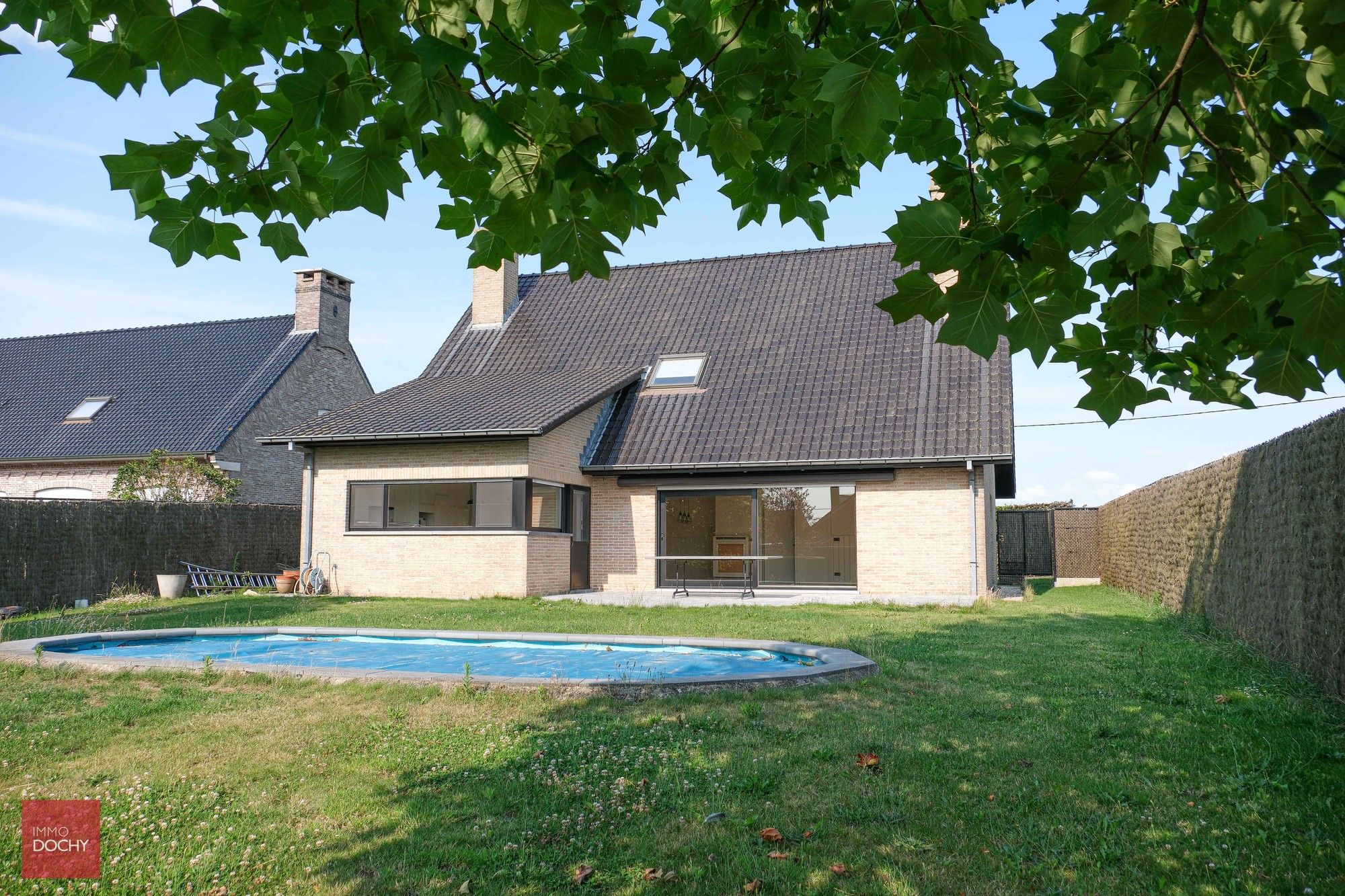Verzorgde villa met 4 slaapkamers en zwembad nabij centrum Wortegem (ca 300m² bewoonbare oppervlakte) foto 2