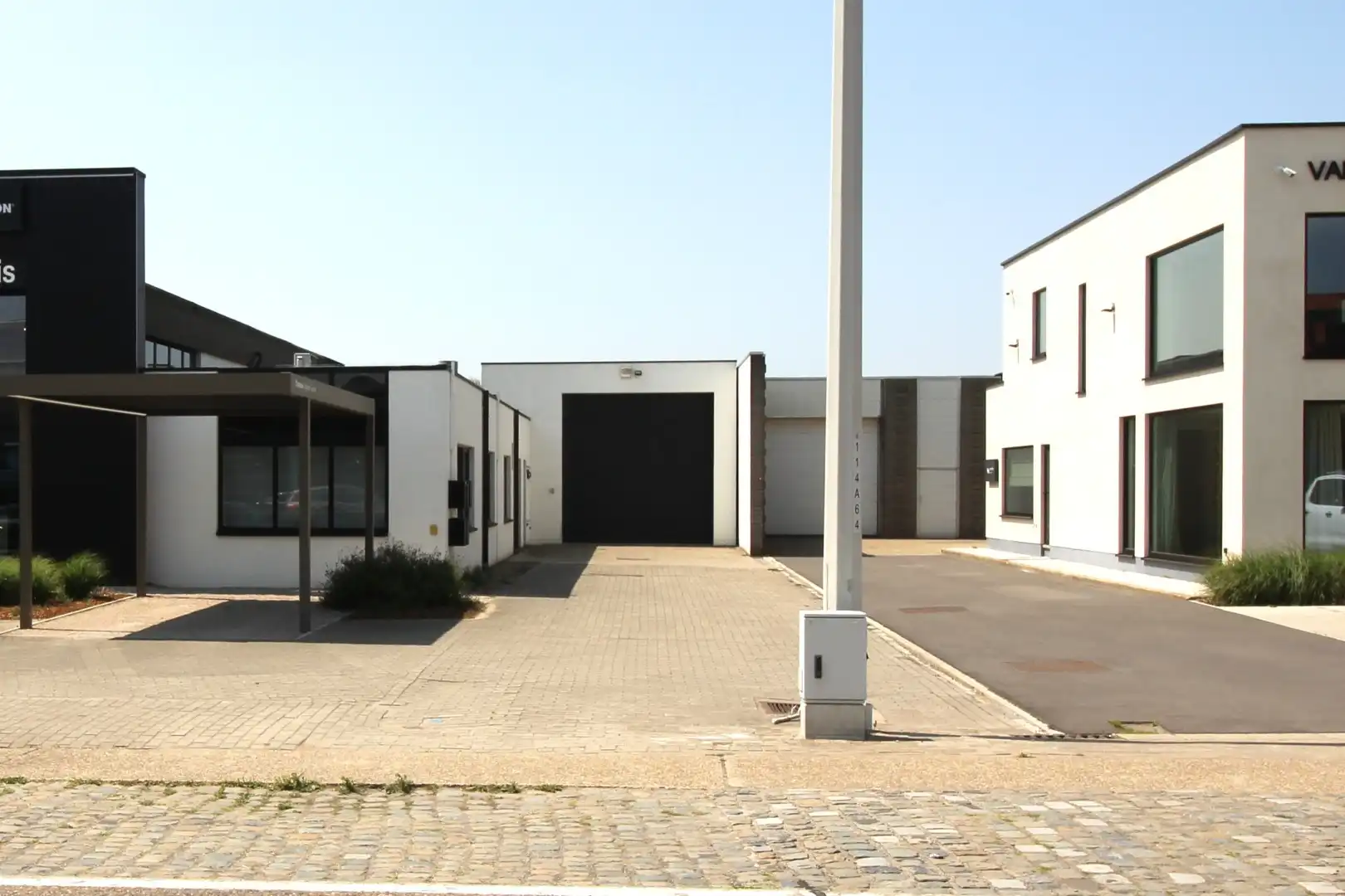 te huur Maldegem – magazijn of atelier van ca.660m². Uitstekende ligging. foto 3