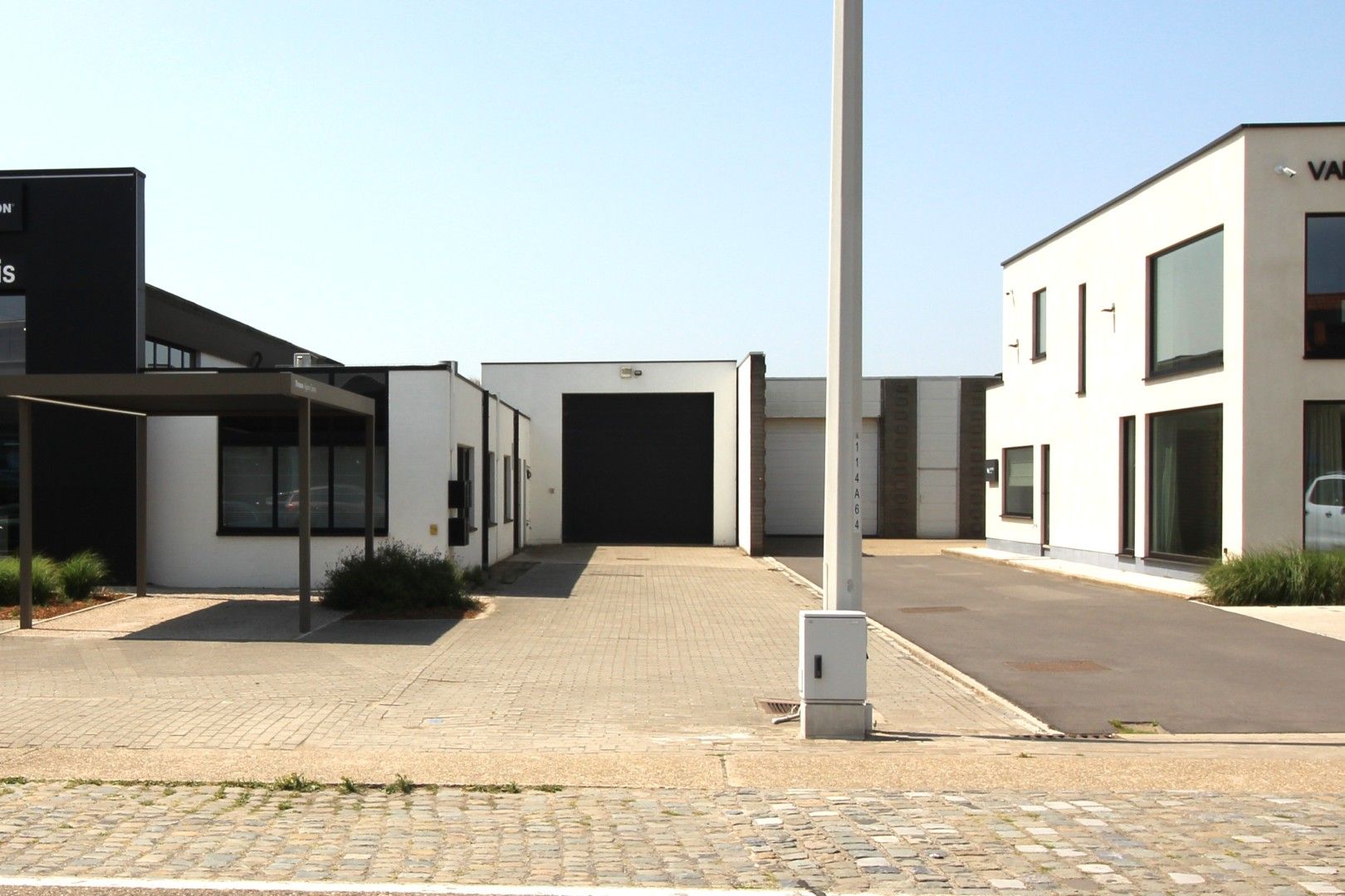 te huur Maldegem – magazijn of atelier van ca.660m². Uitstekende ligging. foto 3