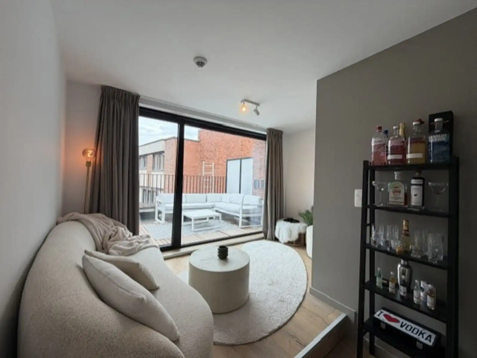 Gemeubelde duplex met airco en terras te huur voor 3 maanden foto {{pictureIndex}}