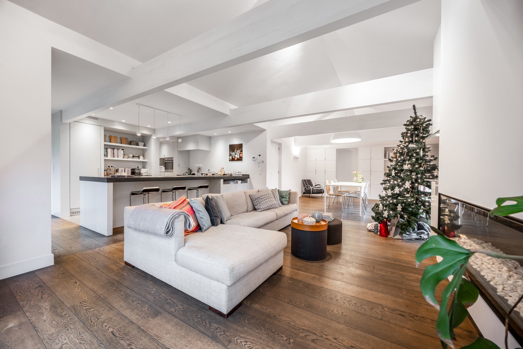 Karakterwoning met brutalistische gevel  in Hof ter Linden foto 6